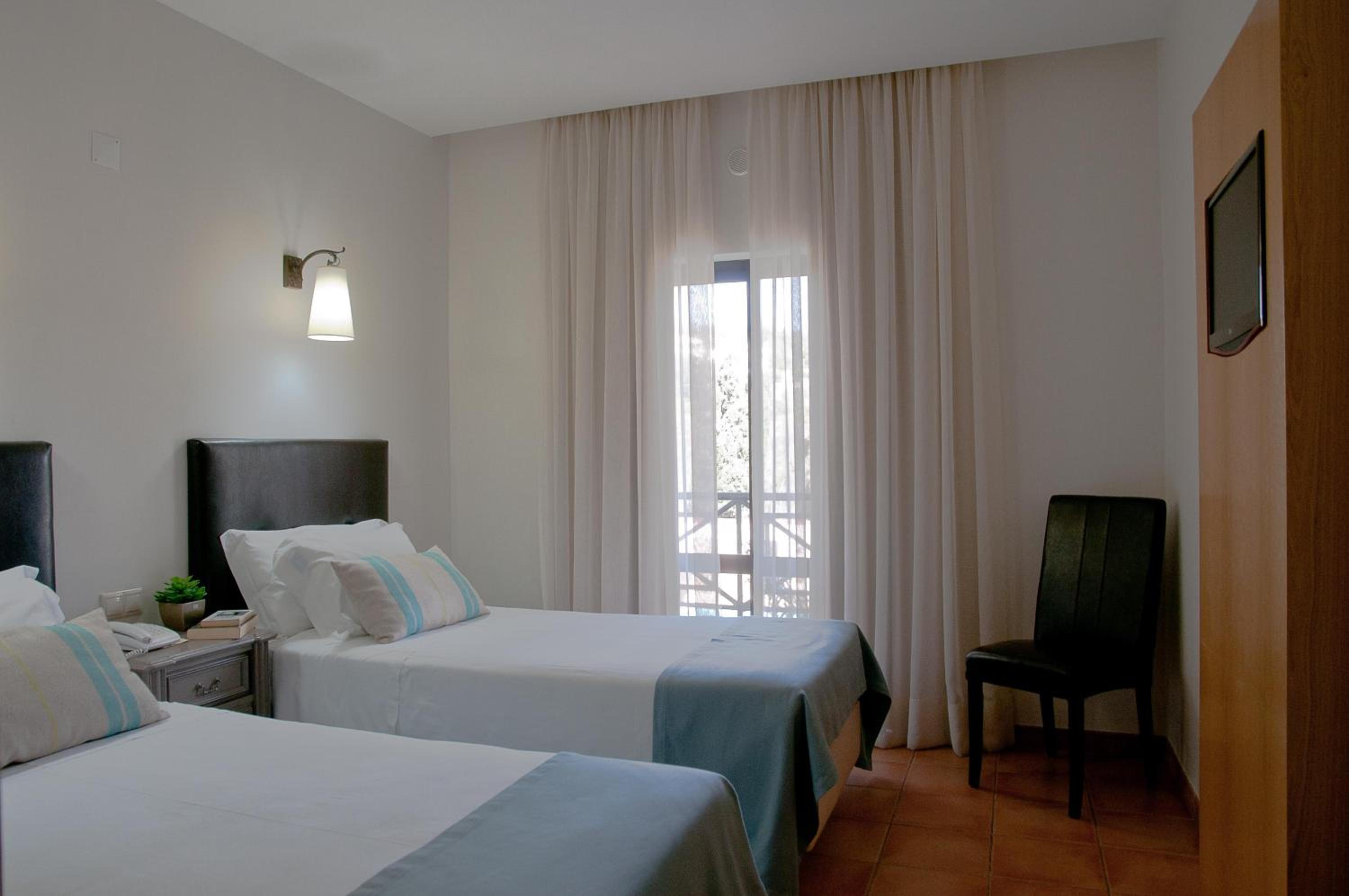 Twin Room - Photo 5