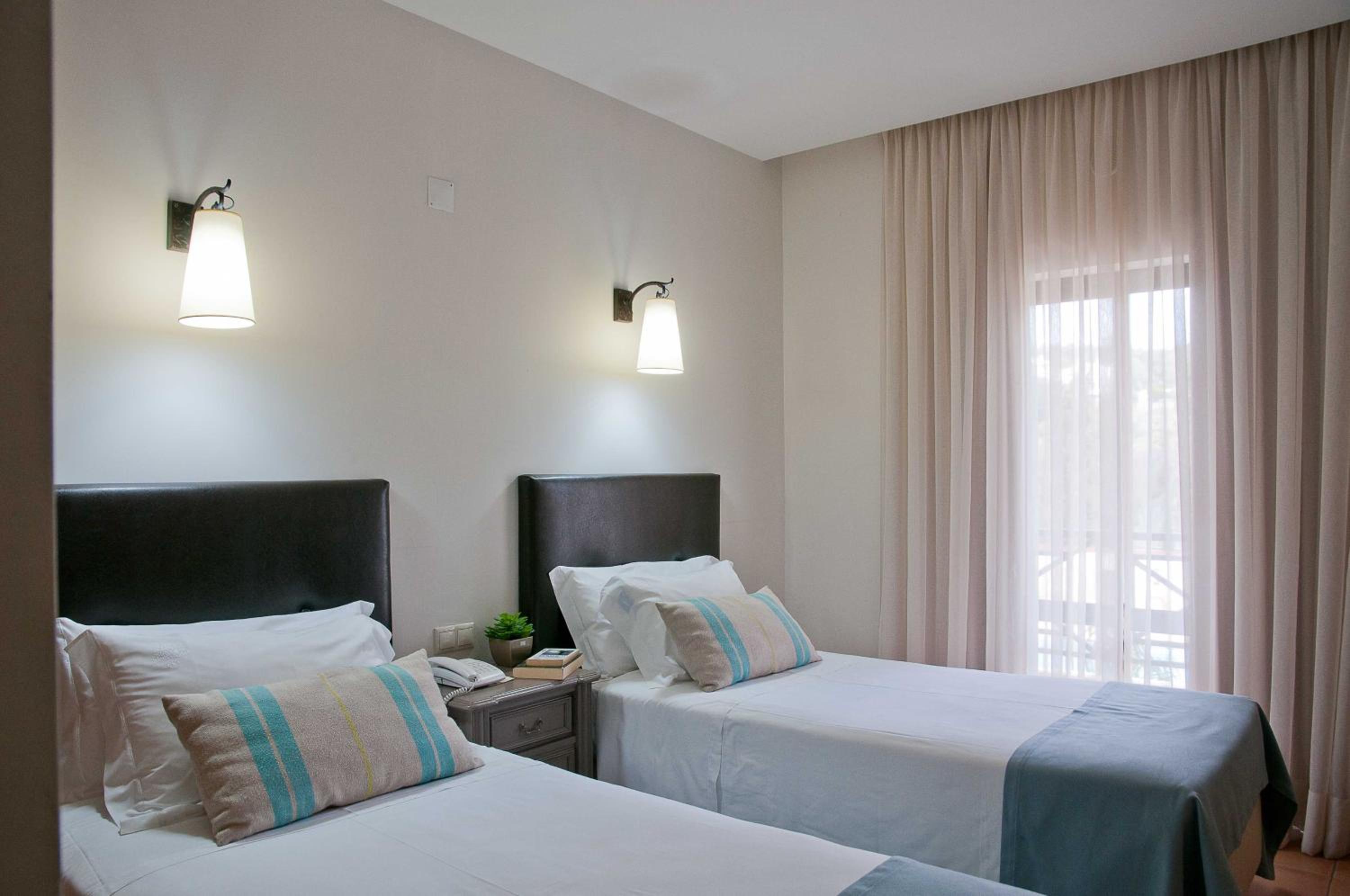 Twin Room - Photo 8
