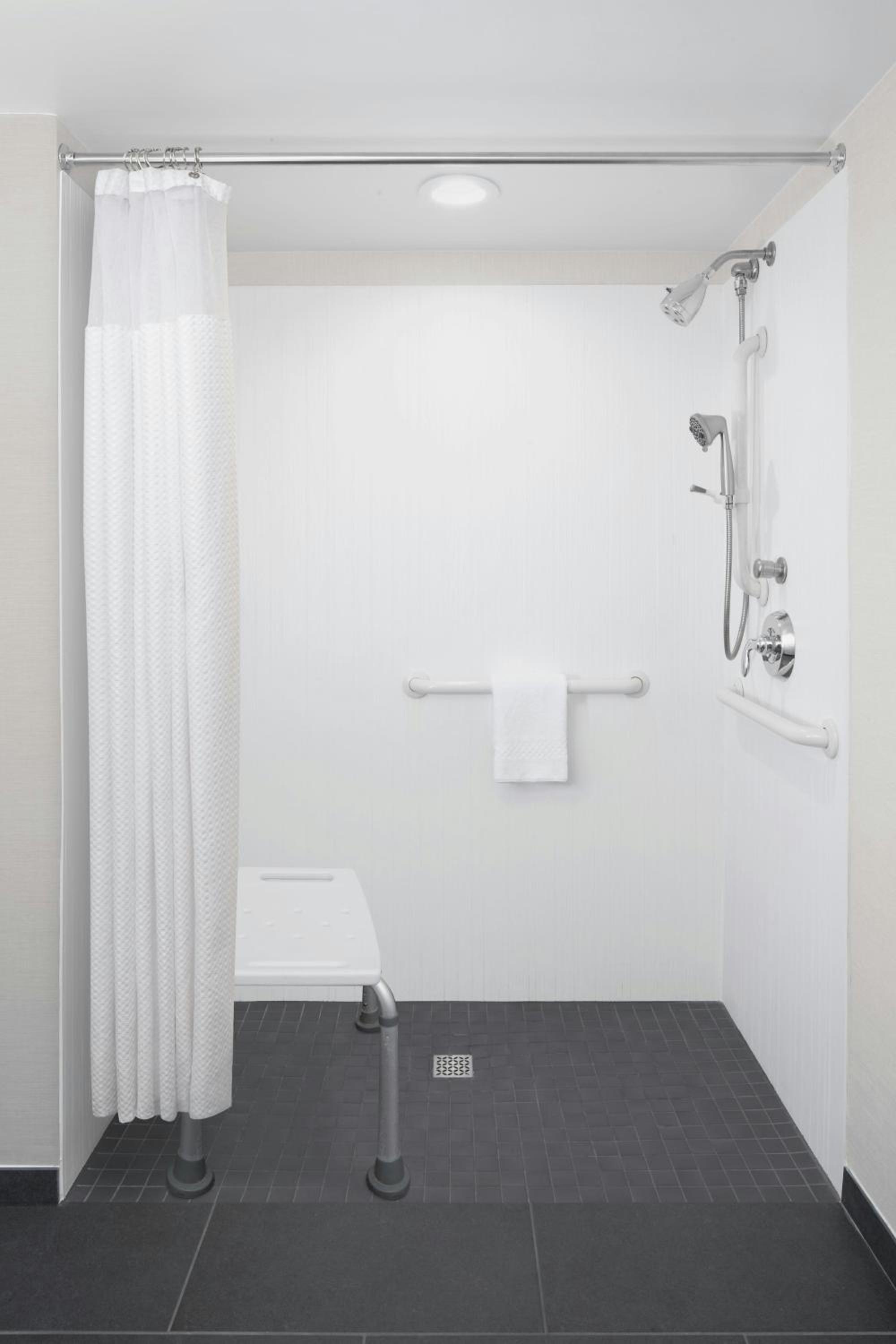 King Room with Bathtub - Mobility Access/Hearing Accessible photo 3
