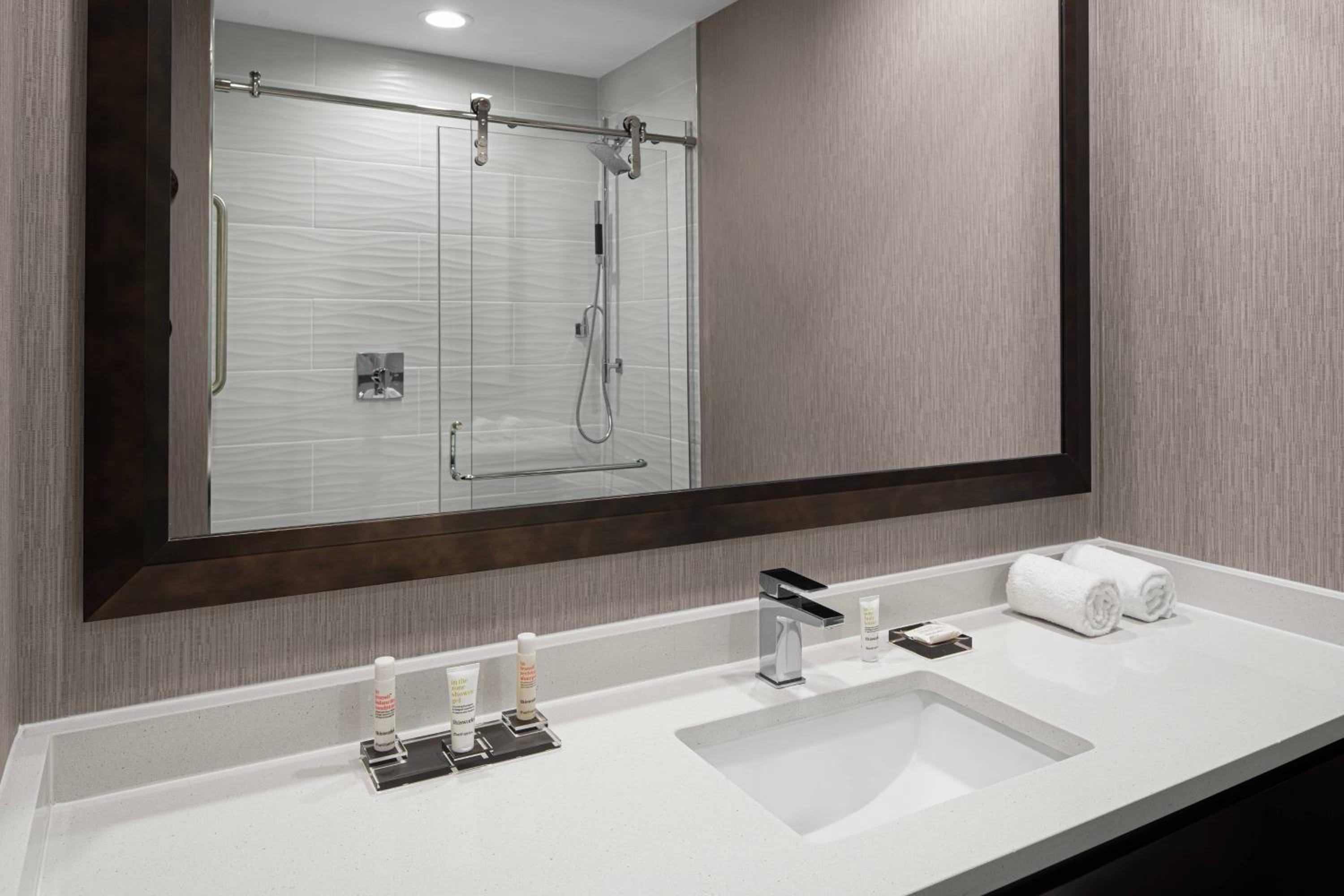 Guest room, 2 Queen, Mountain view (Mobility Accessible w/ Tub) - Photo 11