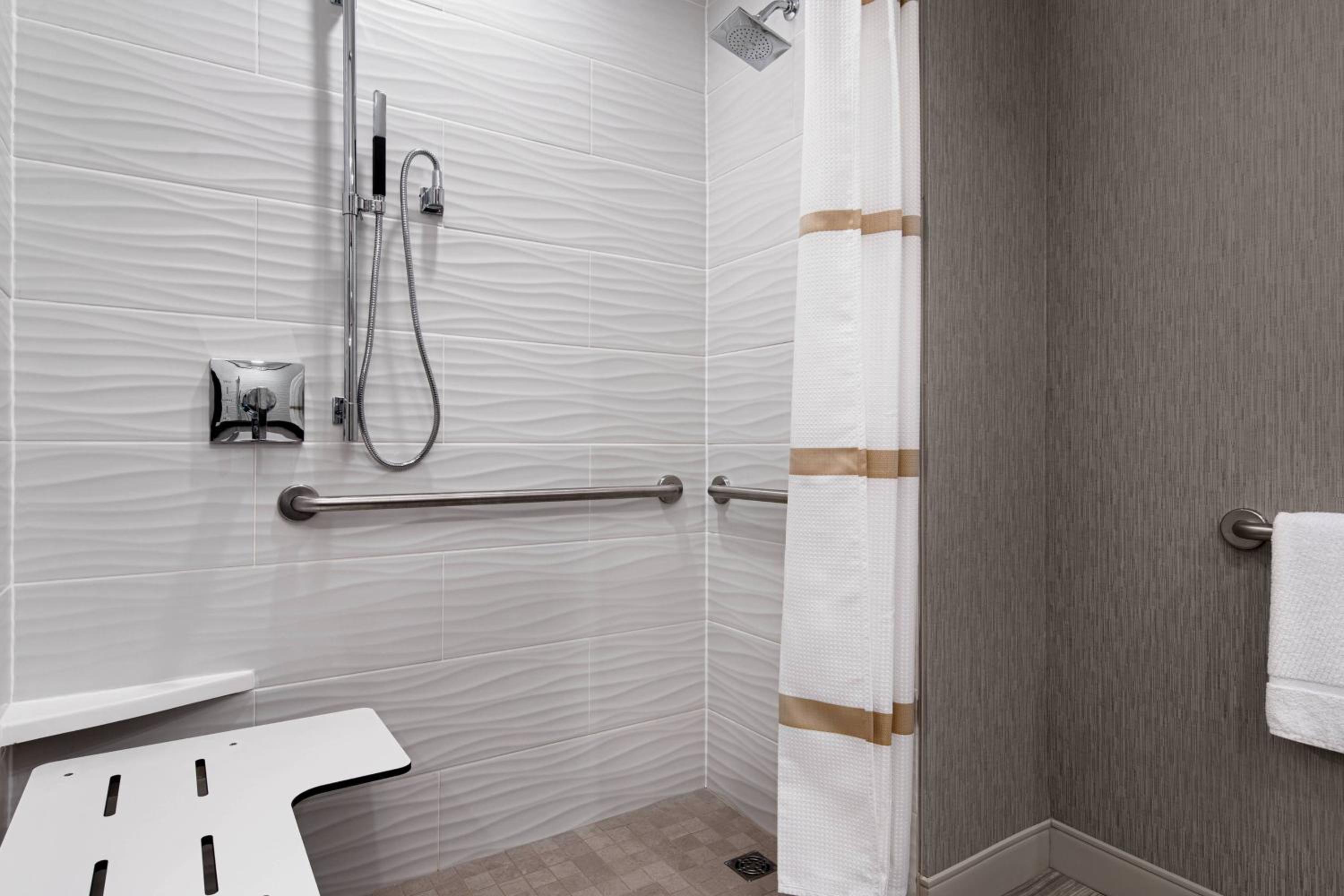 Guest room, 2 Queen, Mountain view (Mobility Accessible w/ Tub) - Photo 5