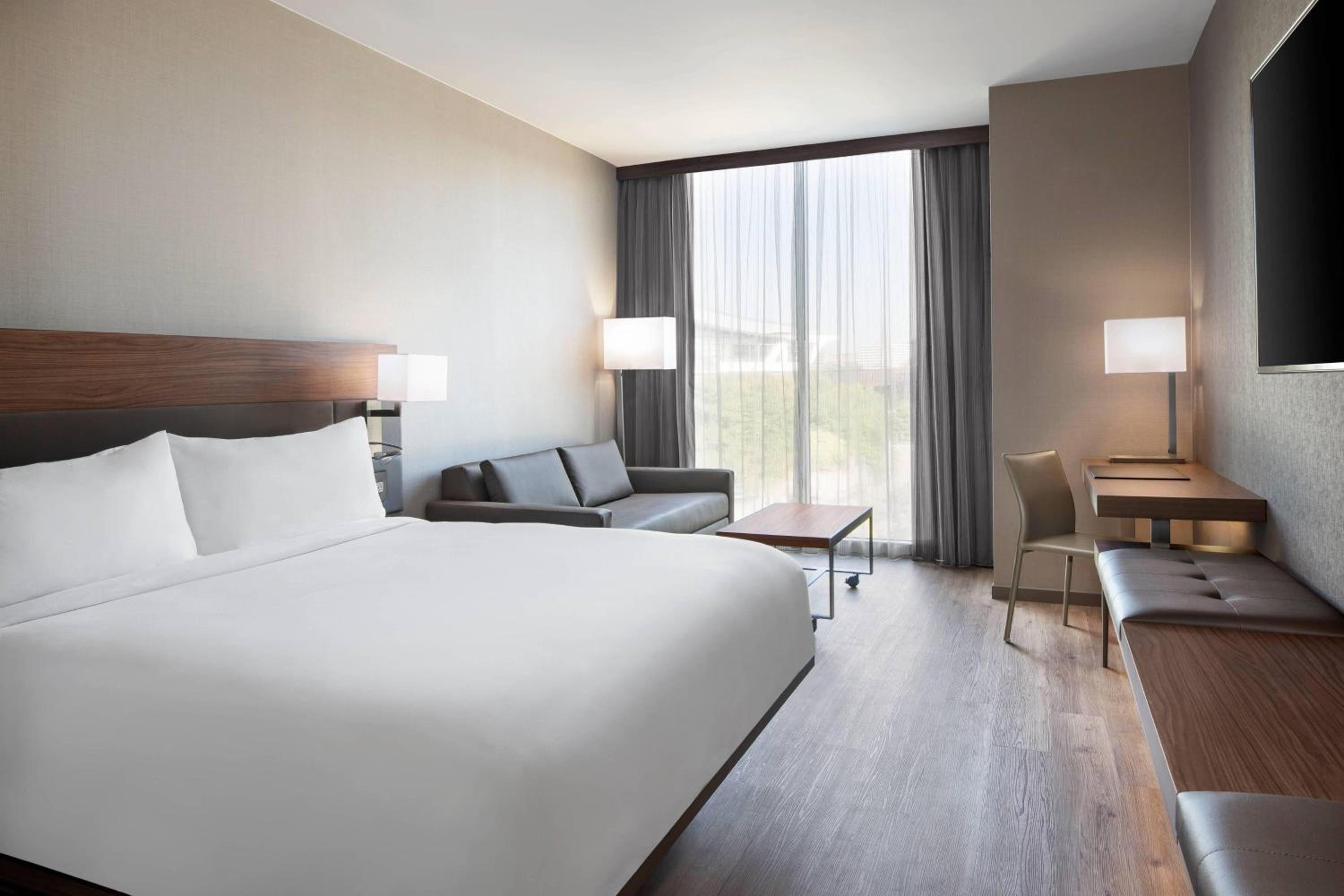 King Room with Roll-In Shower - Mobility Access/Hearing Accessible photo 2