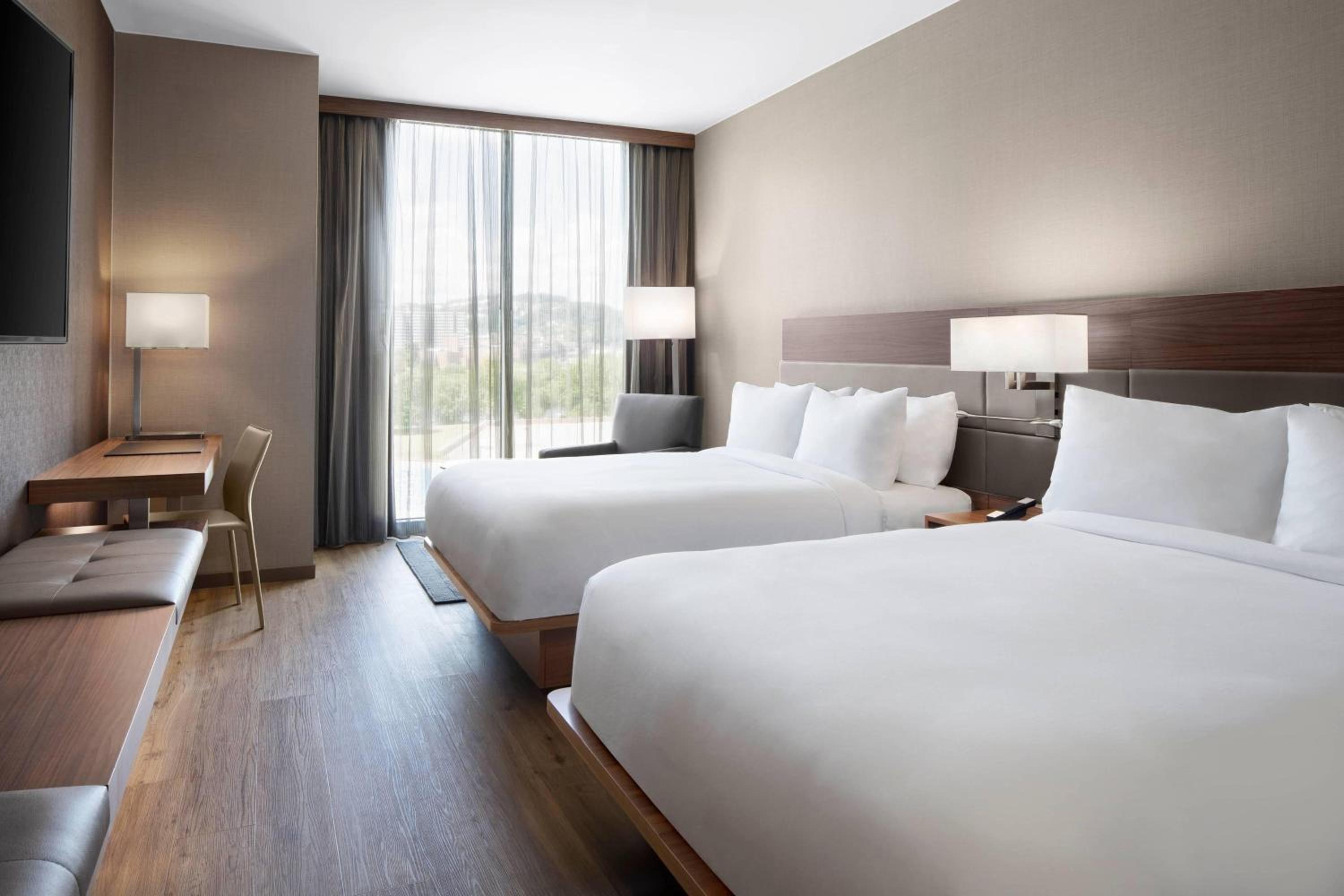 Queen Room with Two Queen Beds and River View photo 1