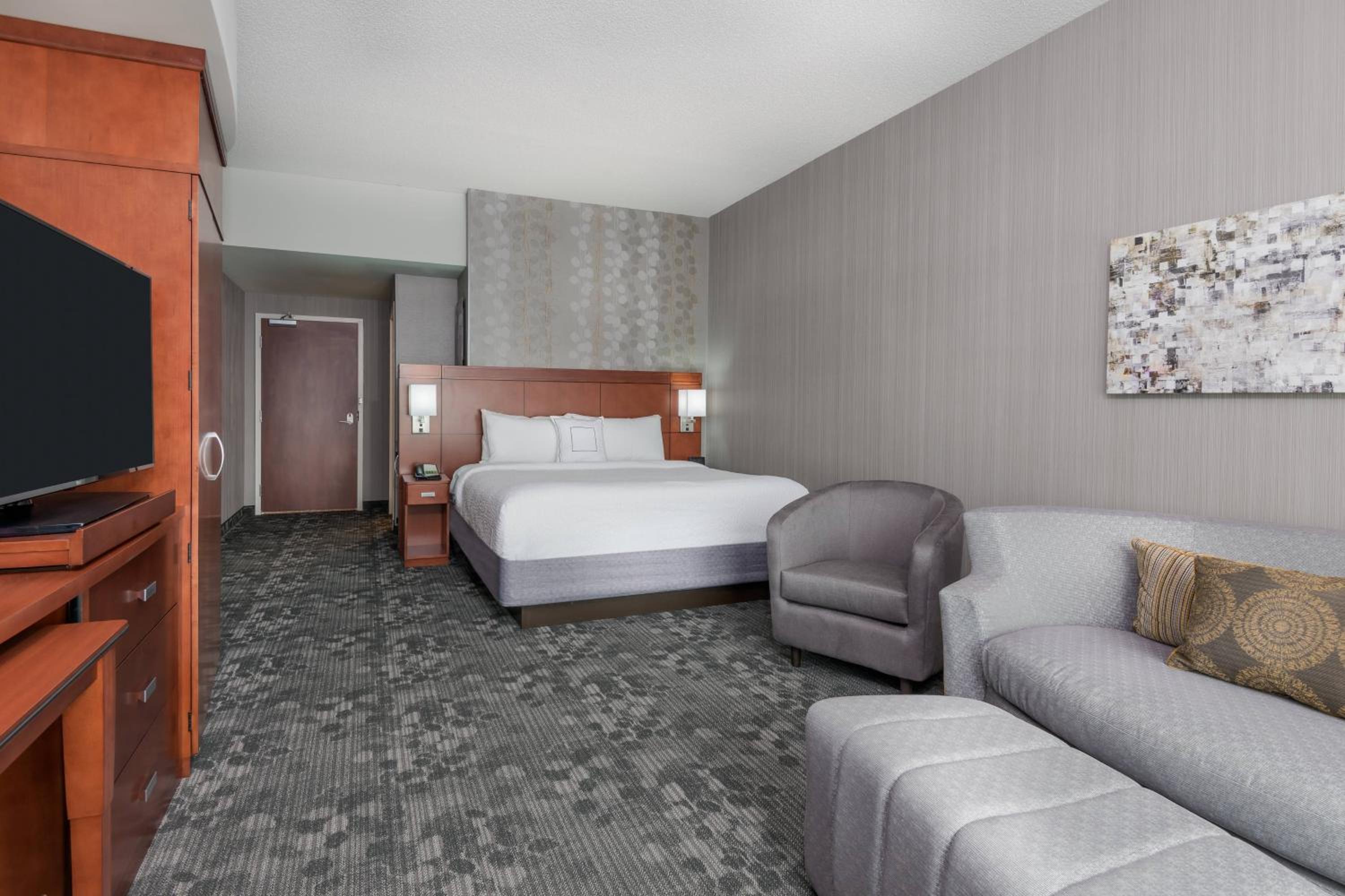 King Room with Sofa Bed - Hearing Accessible photo 2