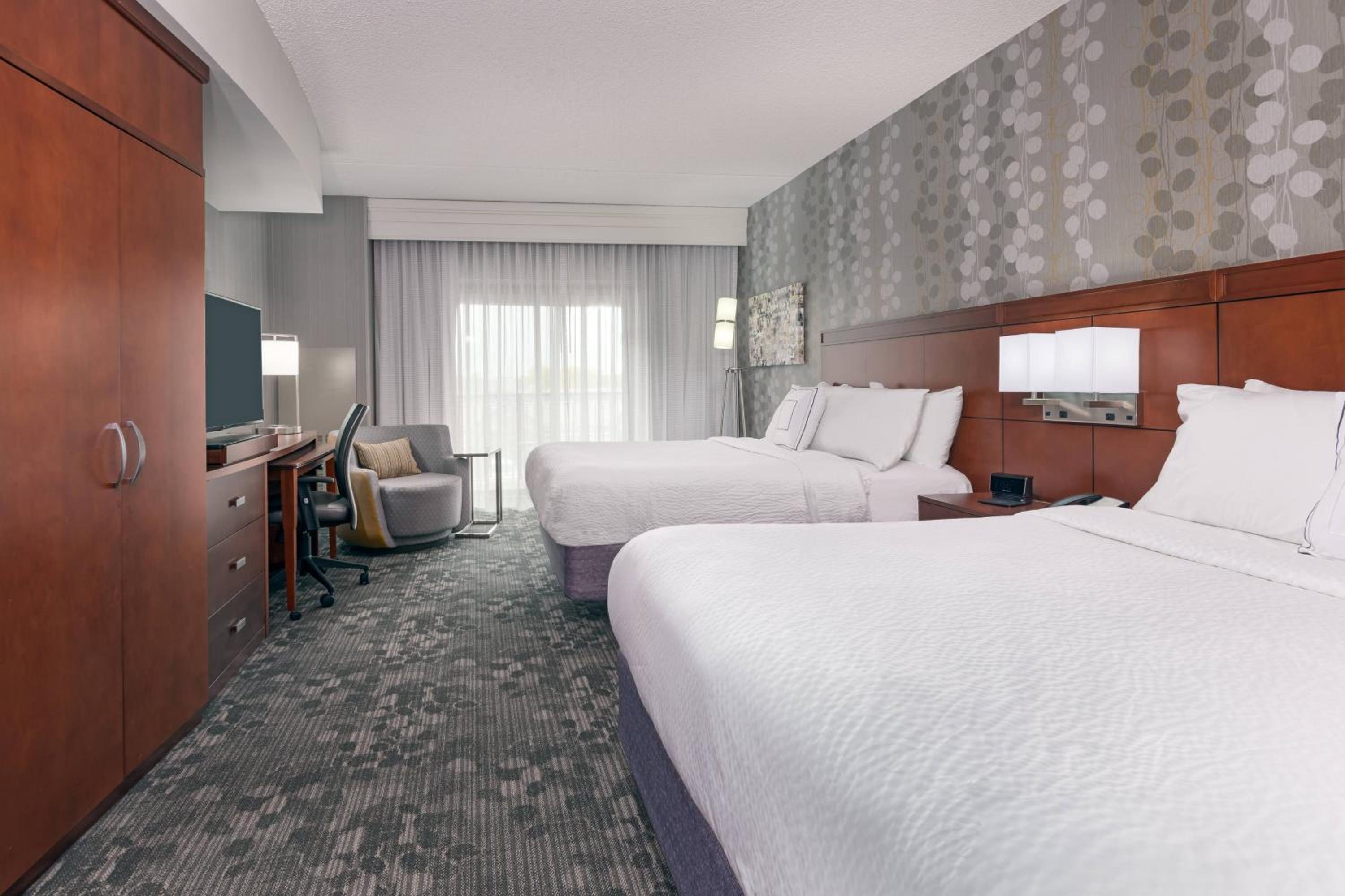 King Room with Sofa Bed - Hearing Accessible photo 3