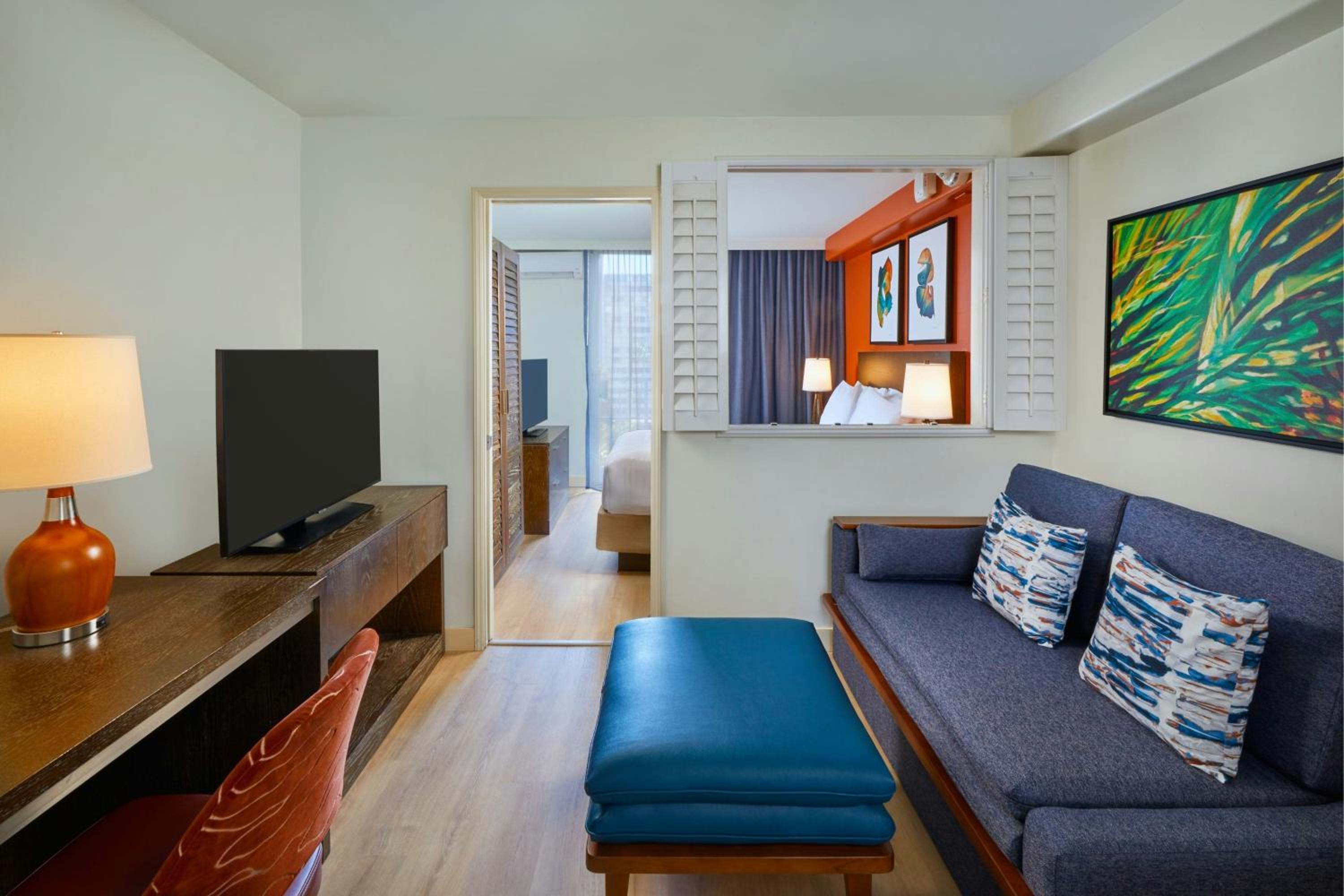One-Bedroom Suite with Sofa Bed - Mobility/Hearing Accessible with Roll-In Shower - Photo 2