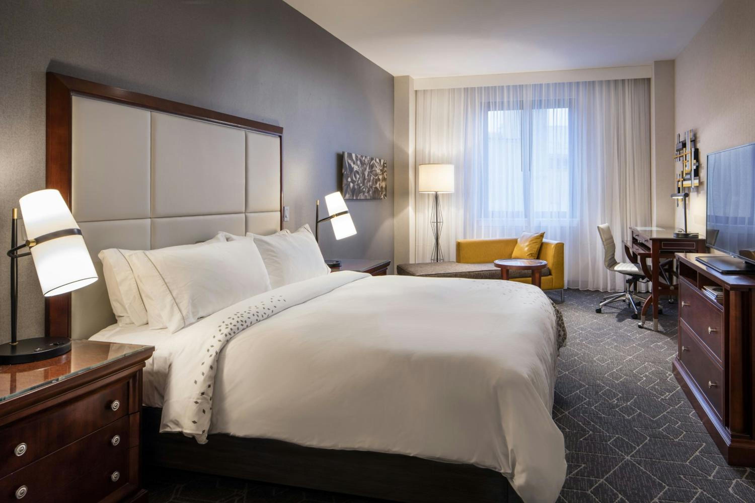 Club level King Room - High Floor/Mobility Accessible with Tub