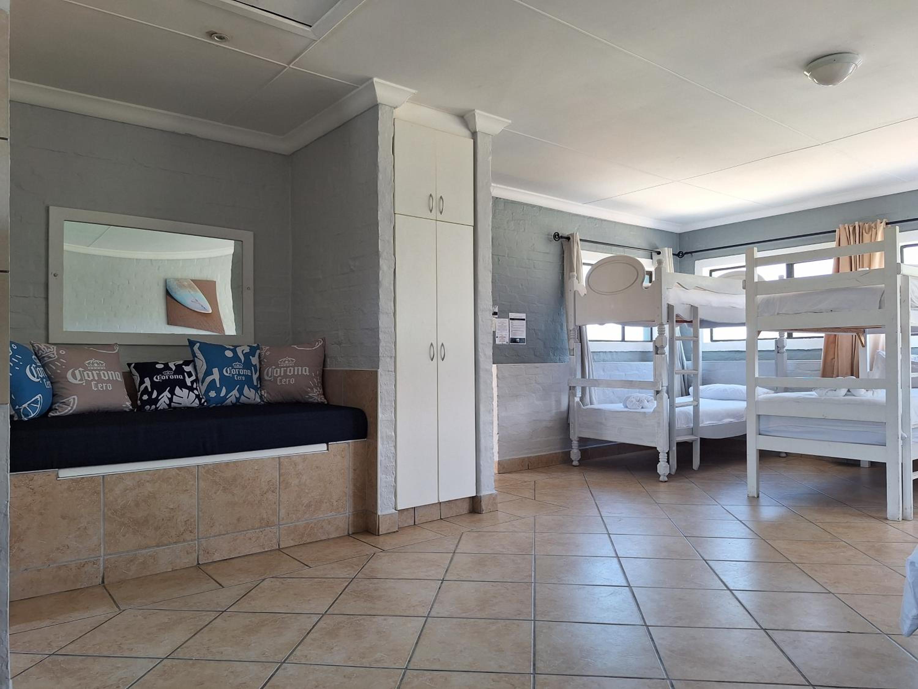10-Bed Mixed Dormitory Room photo 3