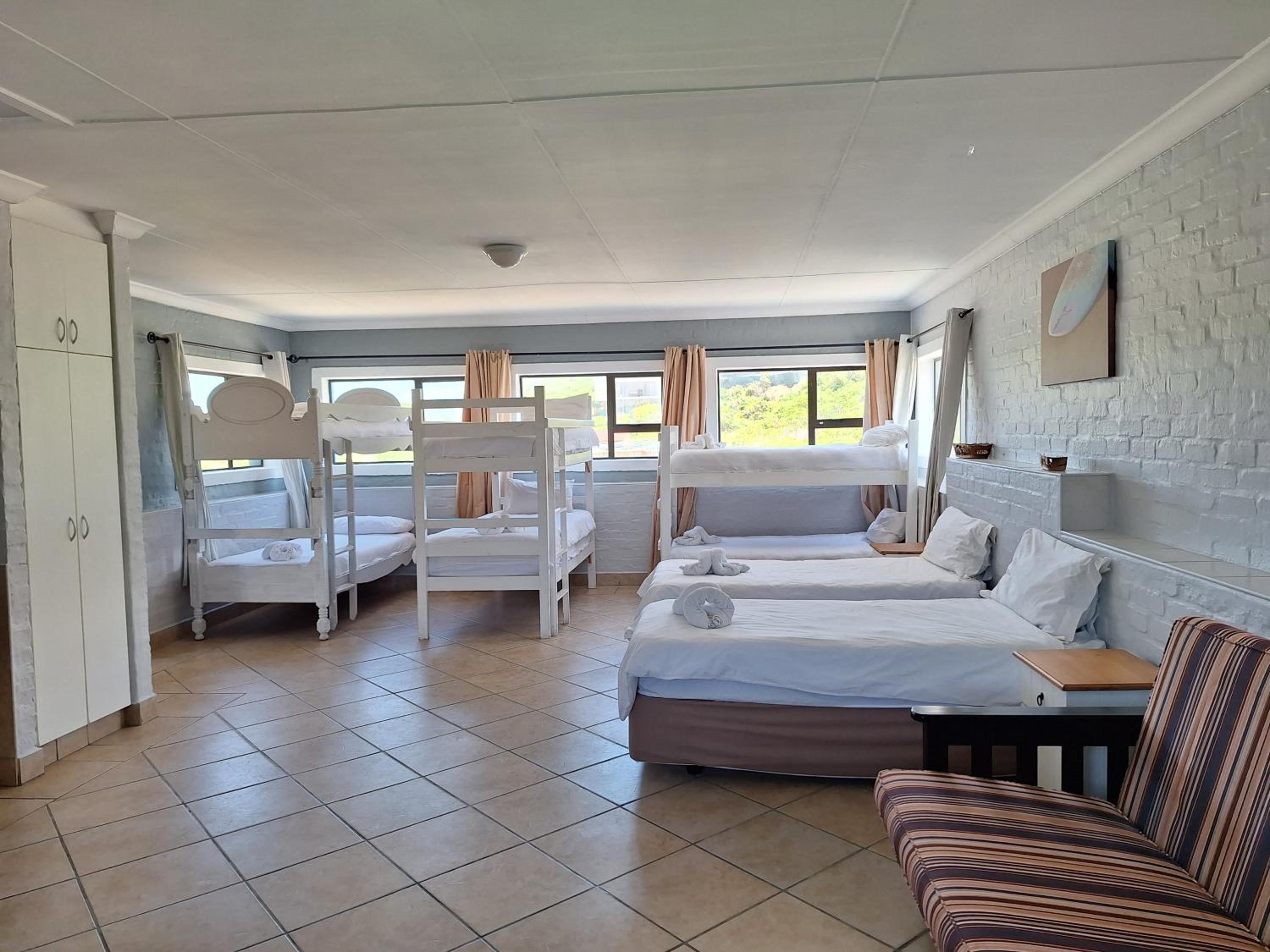 10-Bed Mixed Dormitory Room photo 2