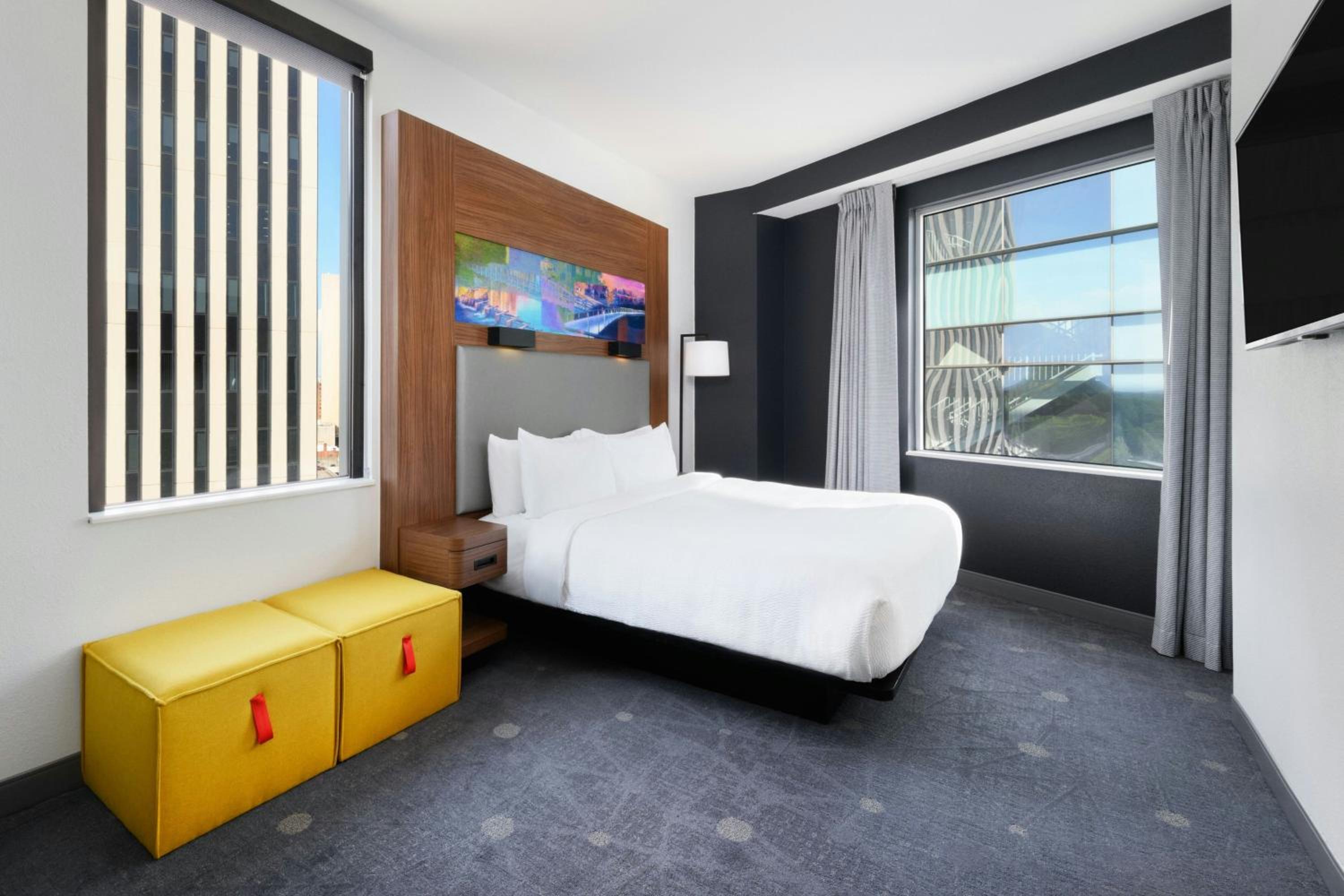 Small King Suite with Tub - Mobility Accessible photo 2