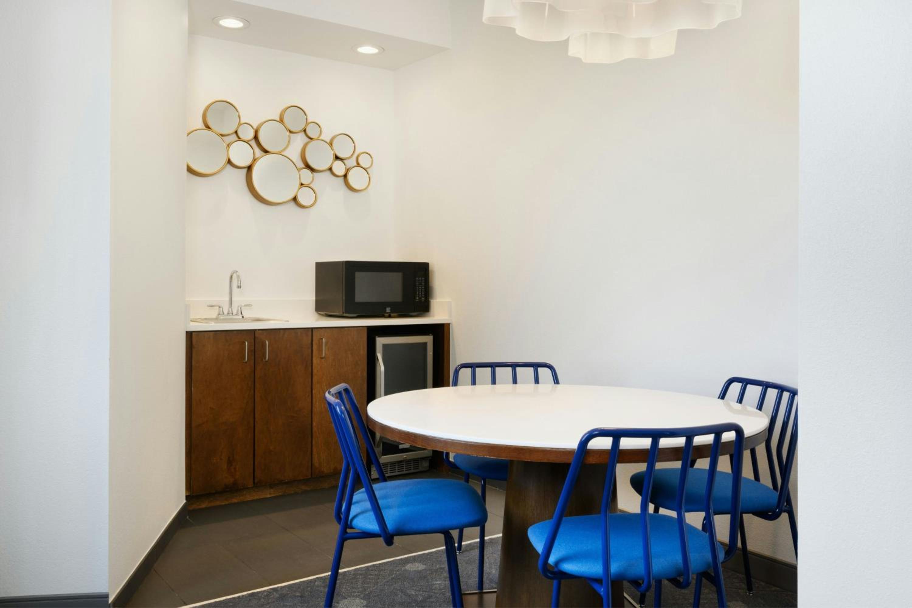 King Suite - Hearing Accessible photo 3
