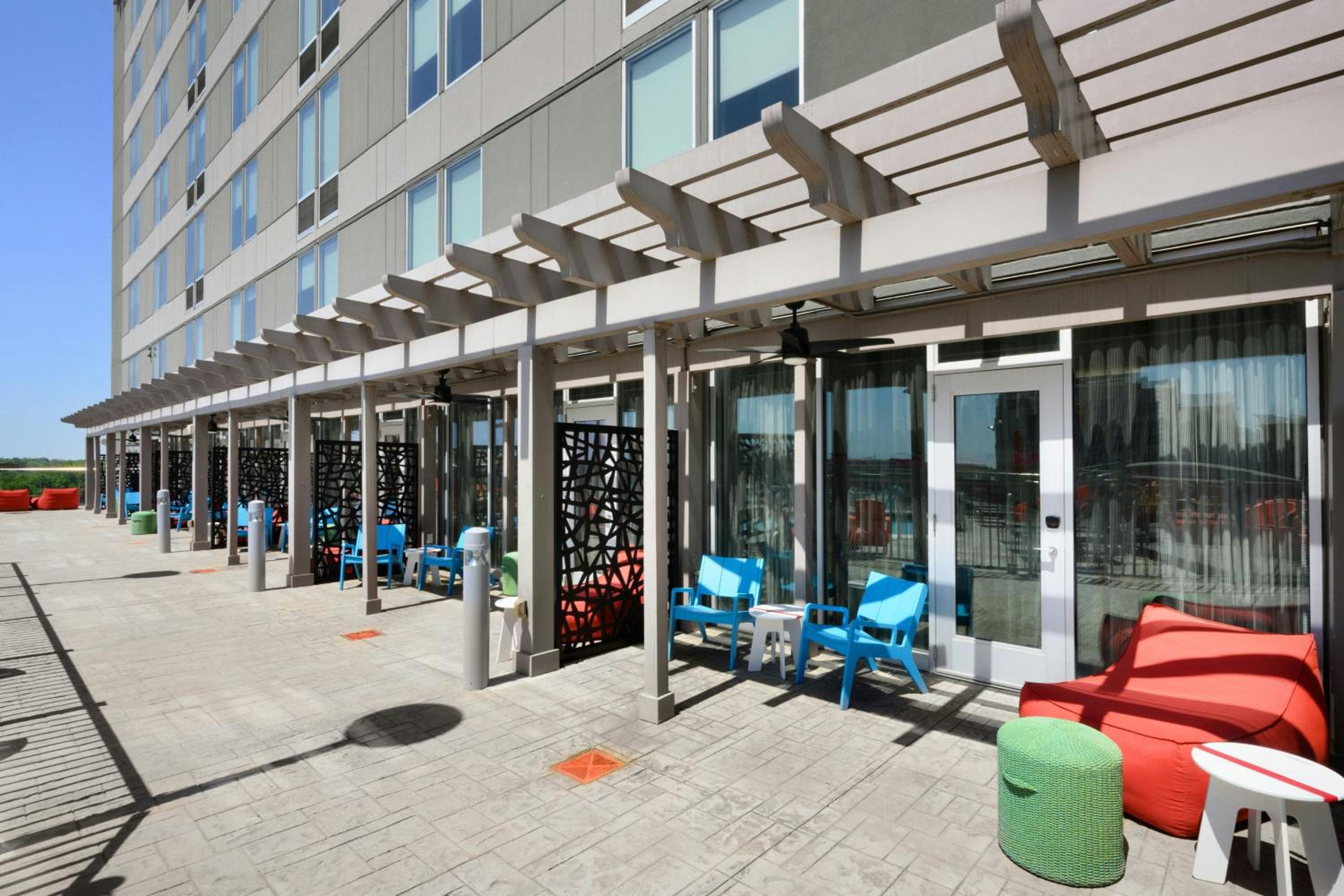 Splash Poolside King Room with Roll-In Shower - Mobility/Hearing Accessible