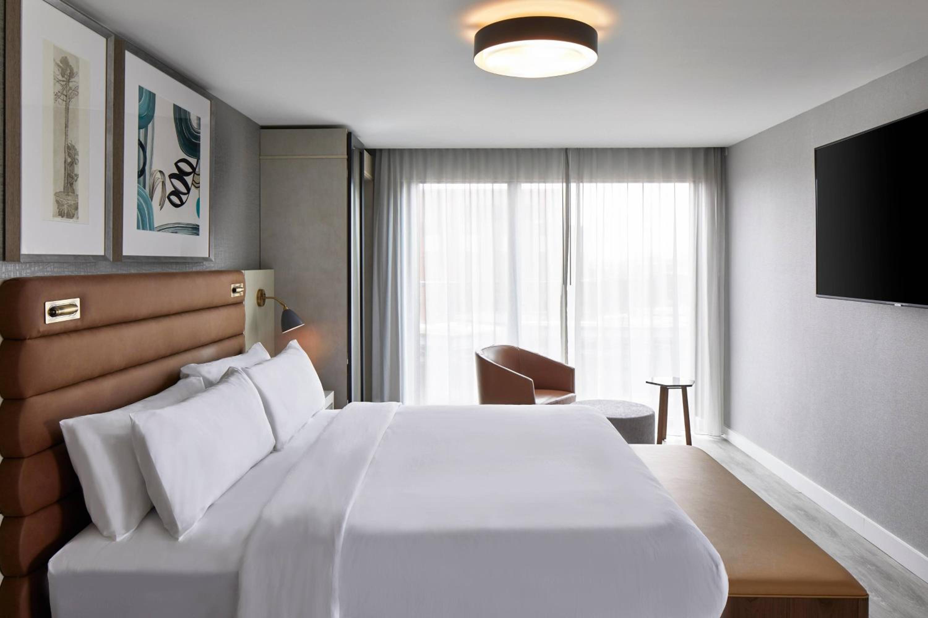 One-Bedroom King Suite - Photo 4