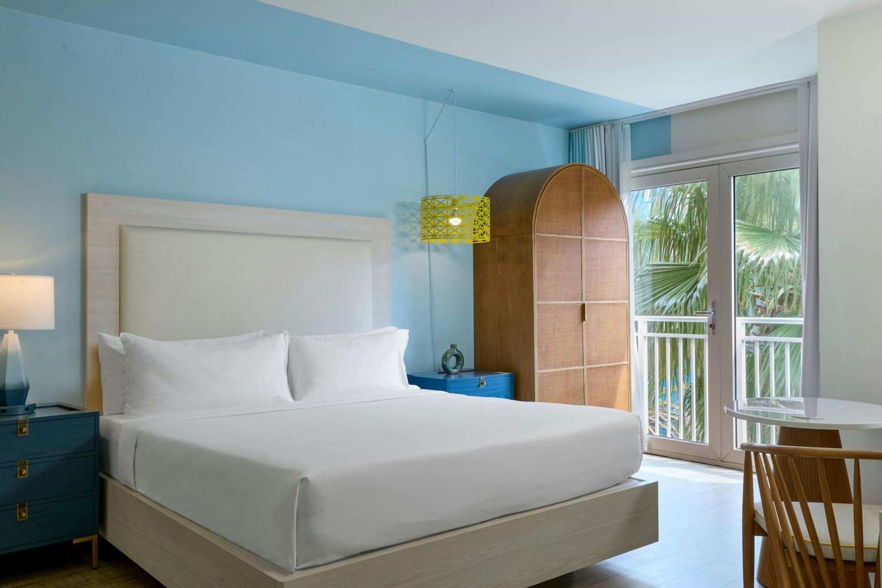 Executive One-Bedroom King Suite with Resort View - Photo 2