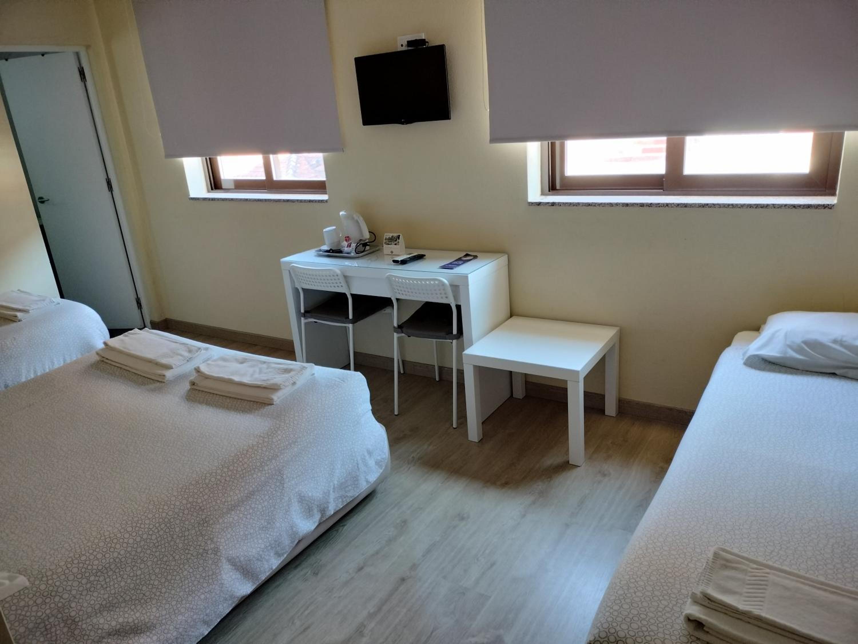 Quadruple Room with Bathroom - Photo 1