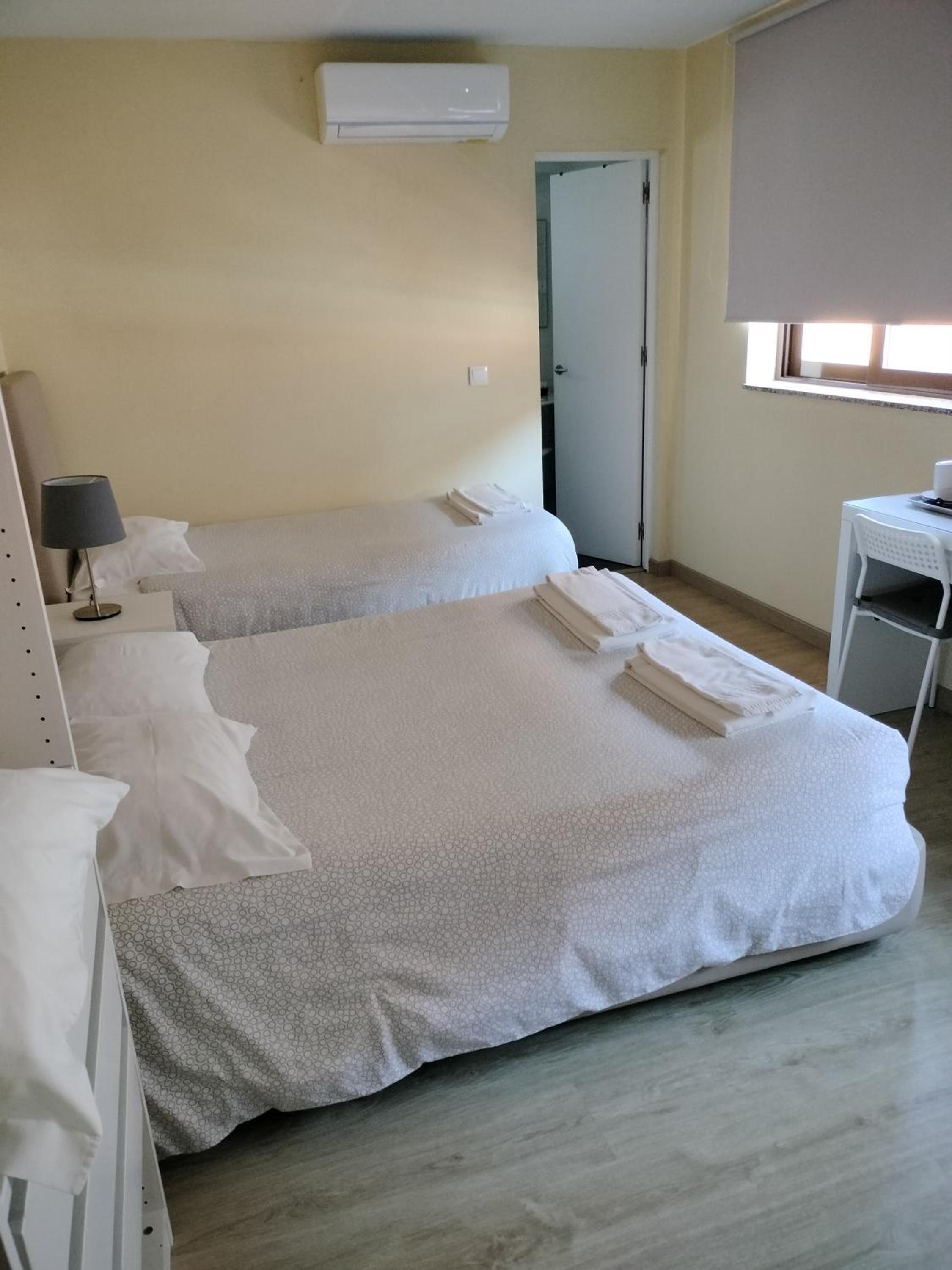 Quadruple Room with Bathroom - Photo 9