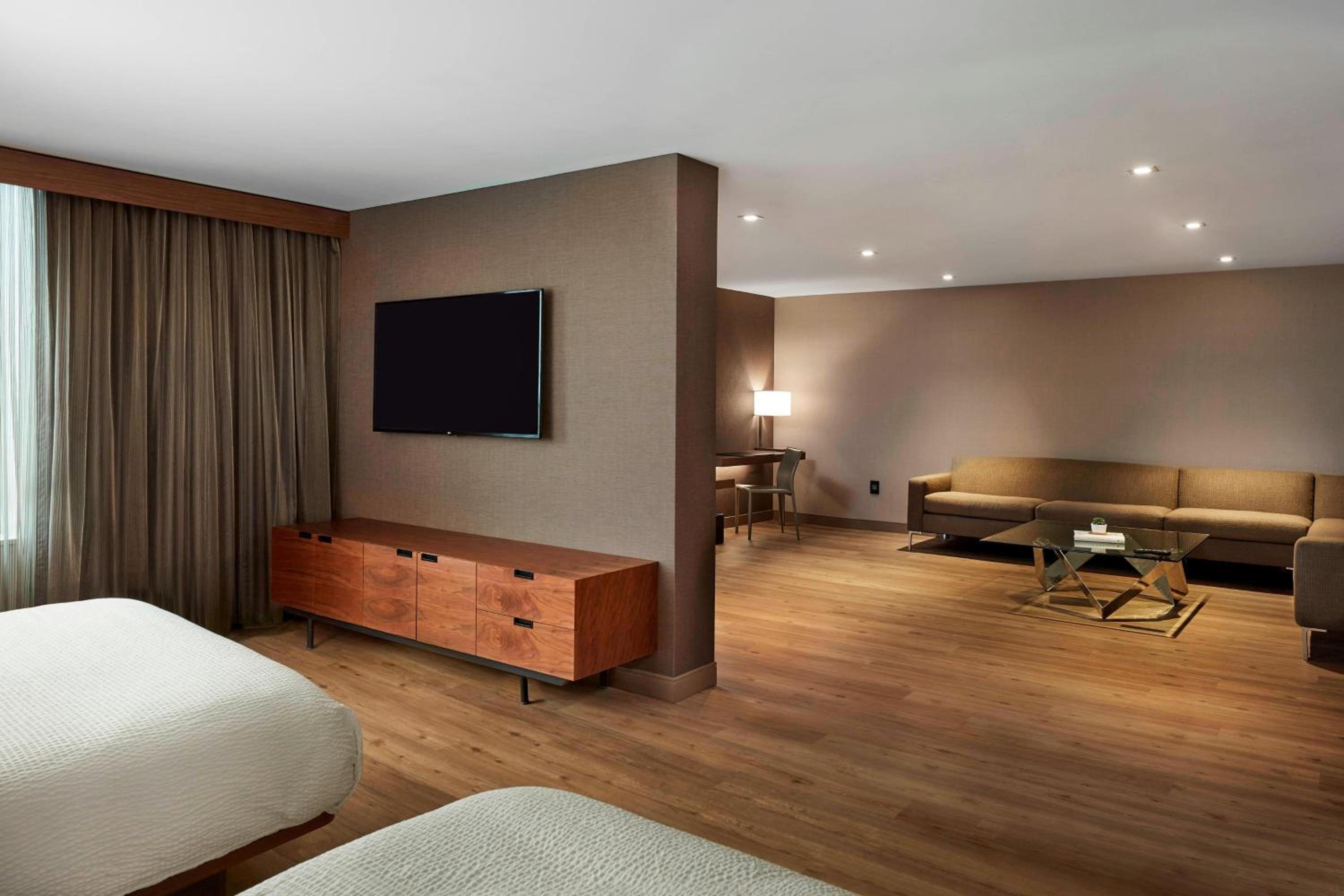 One-Bedroom Queen Suite with Two Queen Beds and Bathtub - Mobility Access