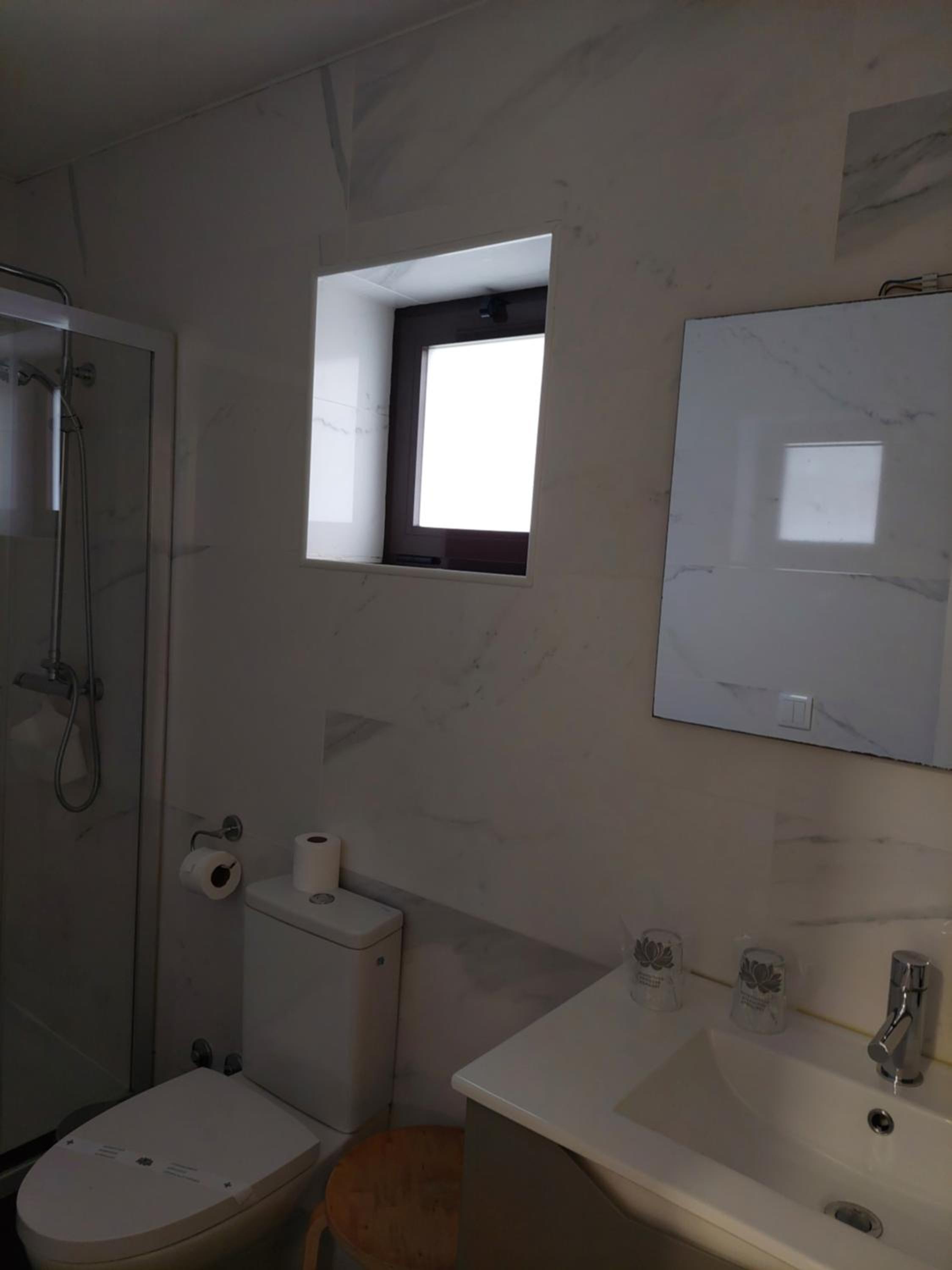 Quadruple Room with Bathroom - Photo 8