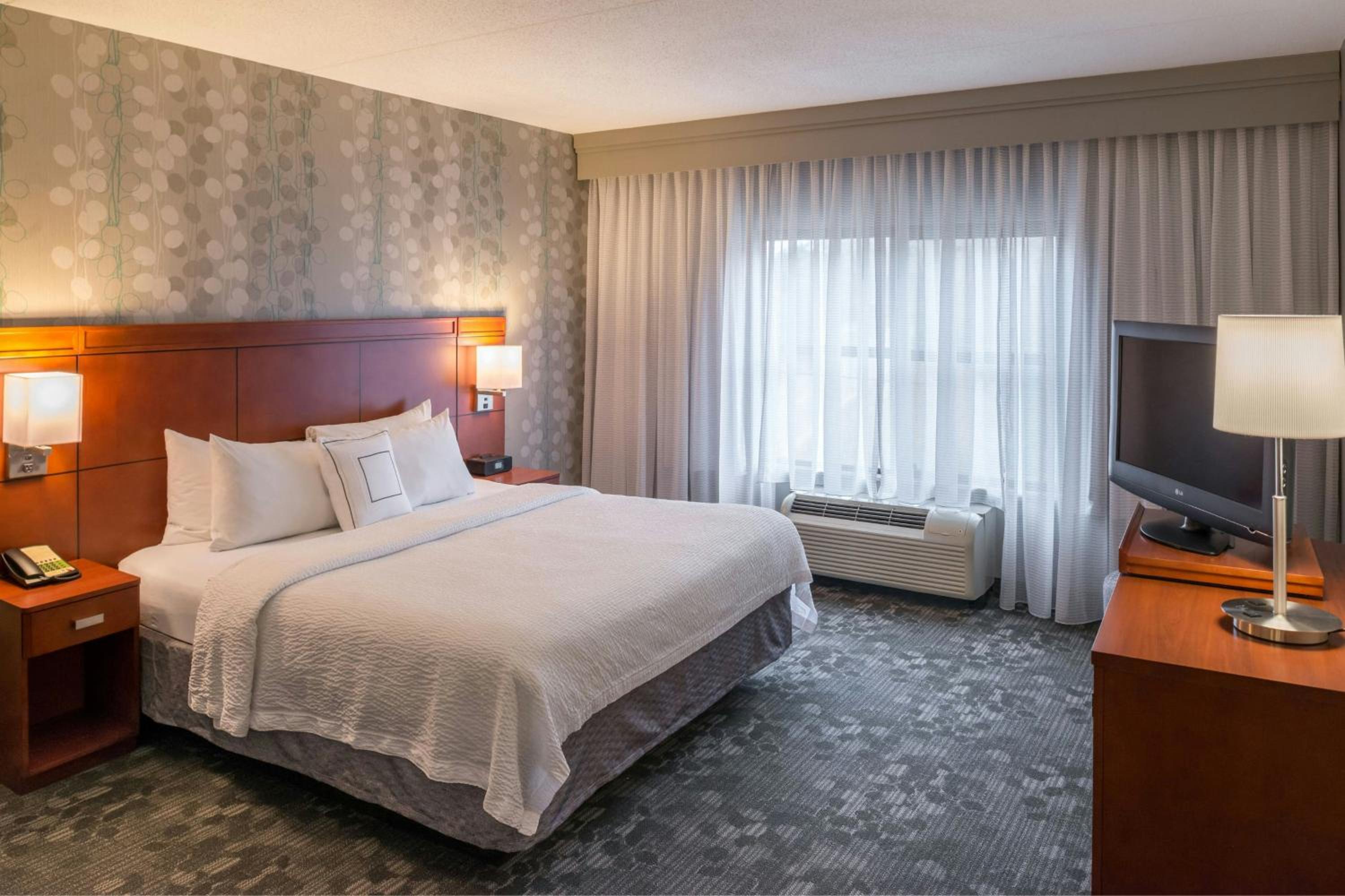 One-Bedroom King Suite with Bathtub and Sofa Bed - Mobility Access/Hearing Accessible - Photo 2