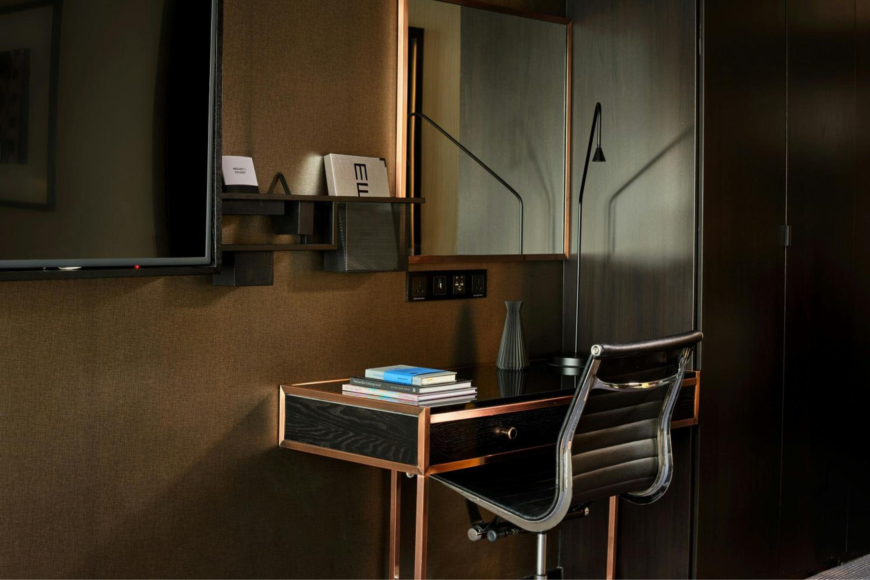 Sky High Twin Room with Skyline View