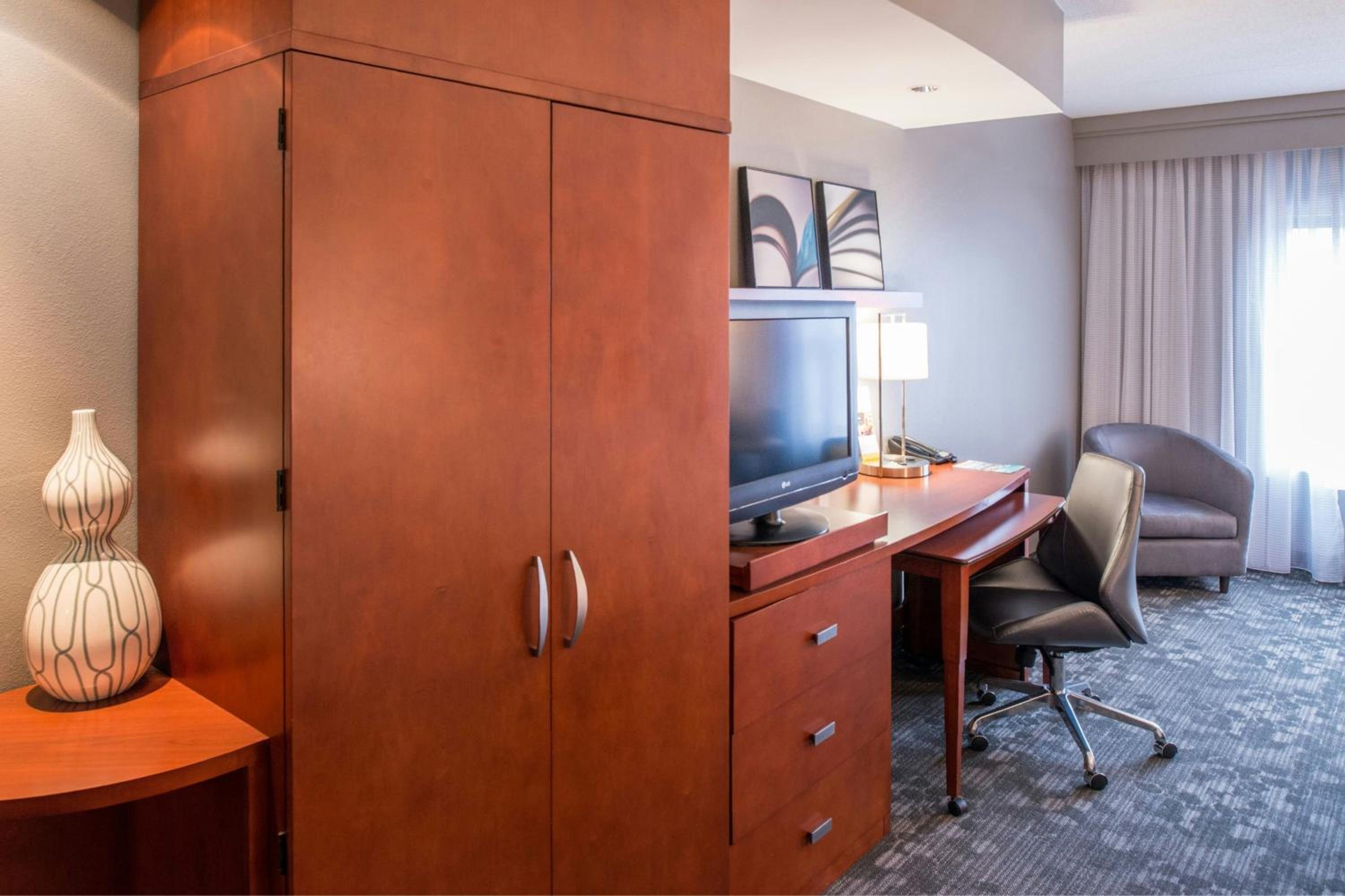 Queen Room with Two Queen Beds - Hearing Accessible - Photo 3