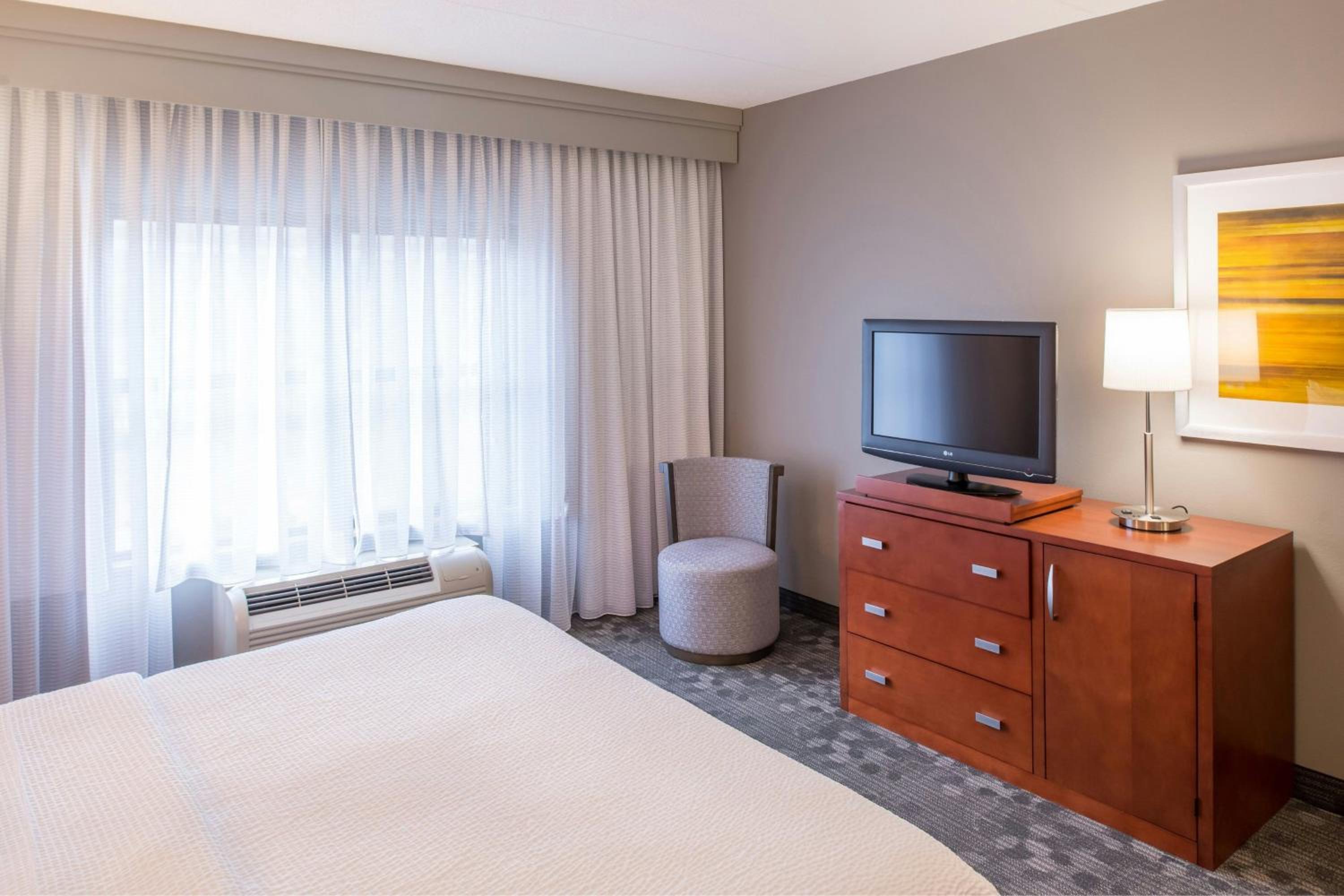 One-Bedroom King Suite with Bathtub and Sofa Bed - Mobility Access/Hearing Accessible - Photo 3