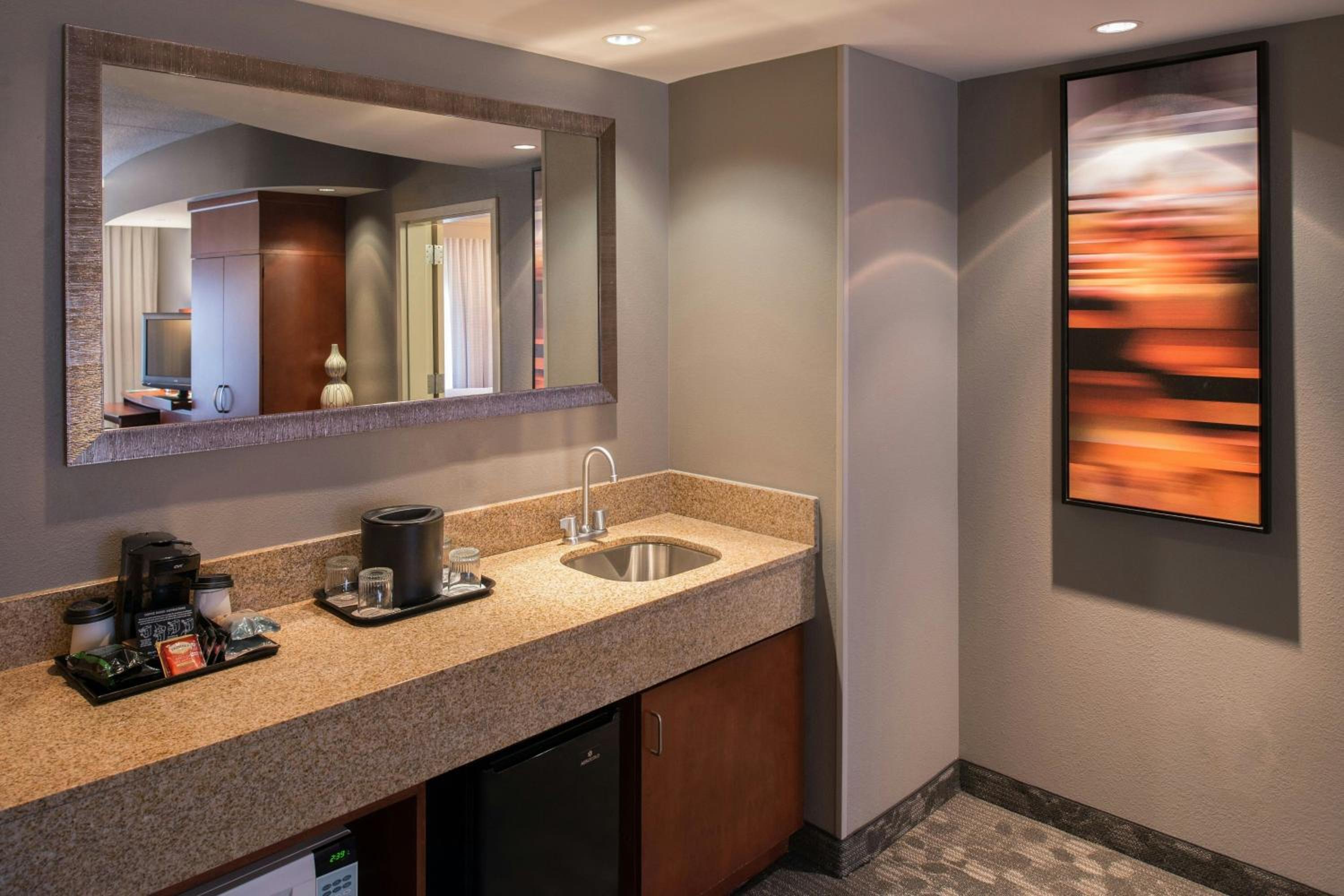 One-Bedroom King Suite with Bathtub and Sofa Bed - Mobility Access/Hearing Accessible - Photo 4