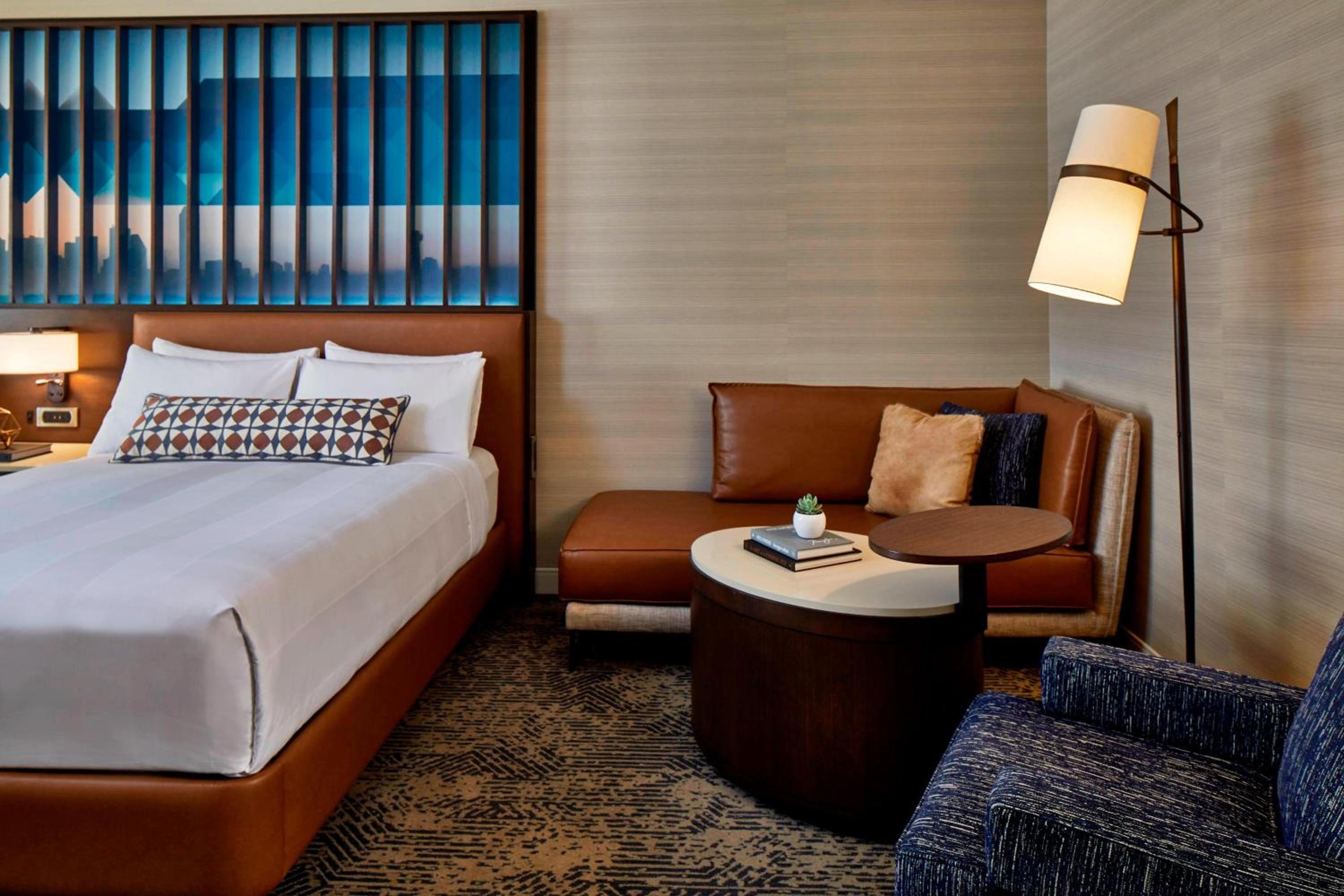Queen Room with Two Queen Beds and Balcony - Hearing Accessible - Photo 3