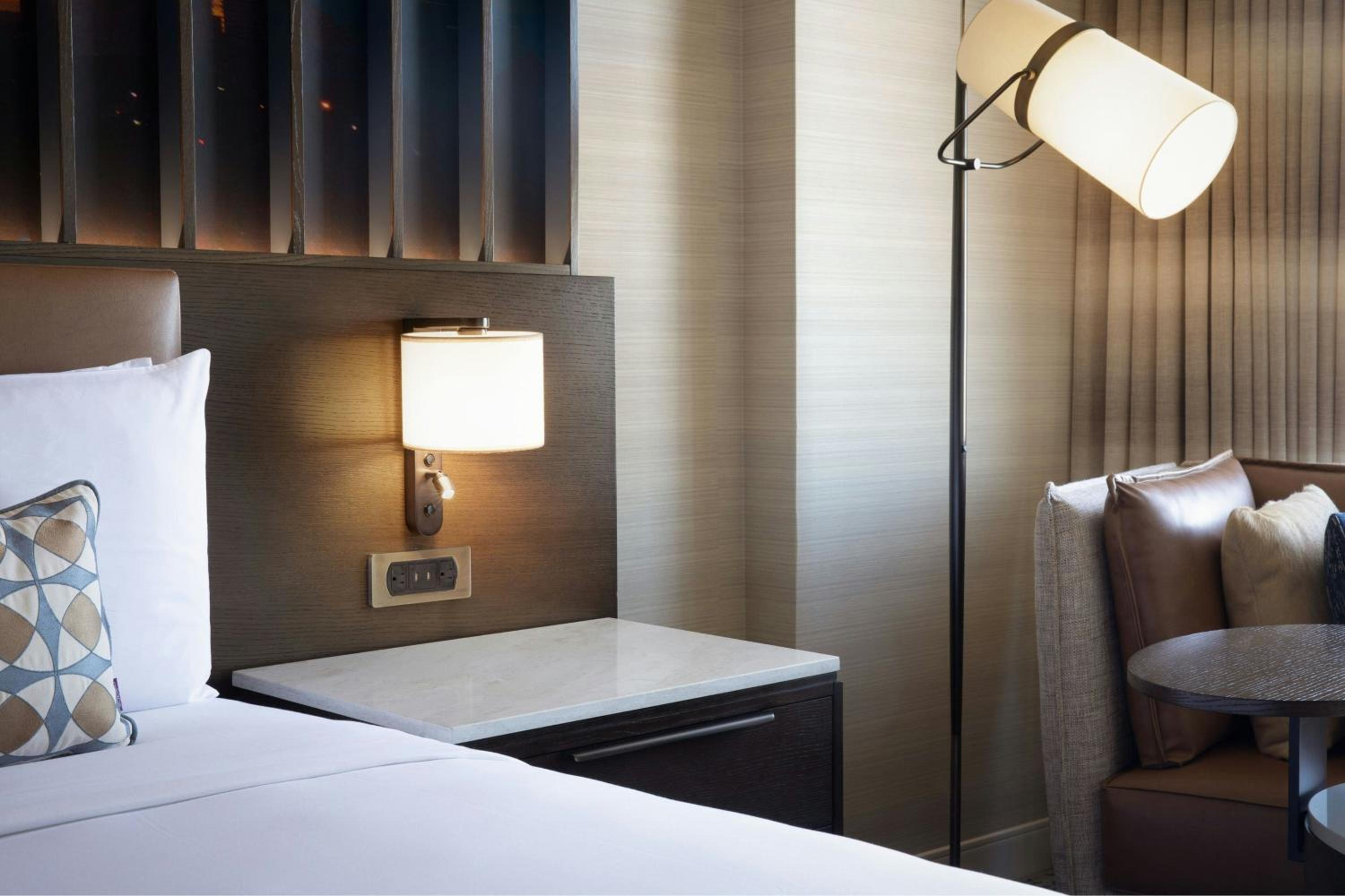 Queen Room with Two Queen Beds and Balcony - Hearing Accessible - Photo 4