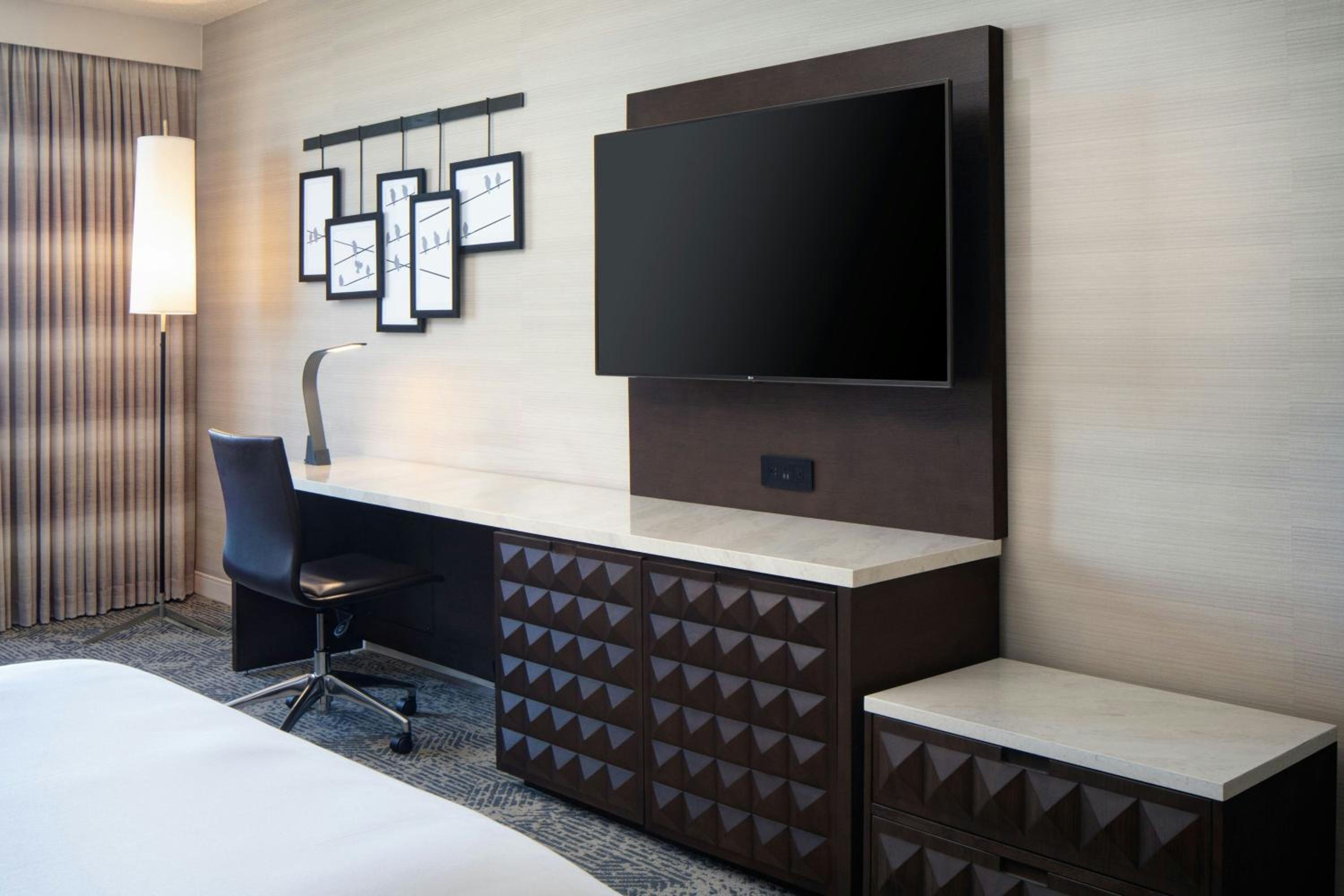 Queen Room with Two Queen Beds and Balcony - Hearing Accessible - Photo 5