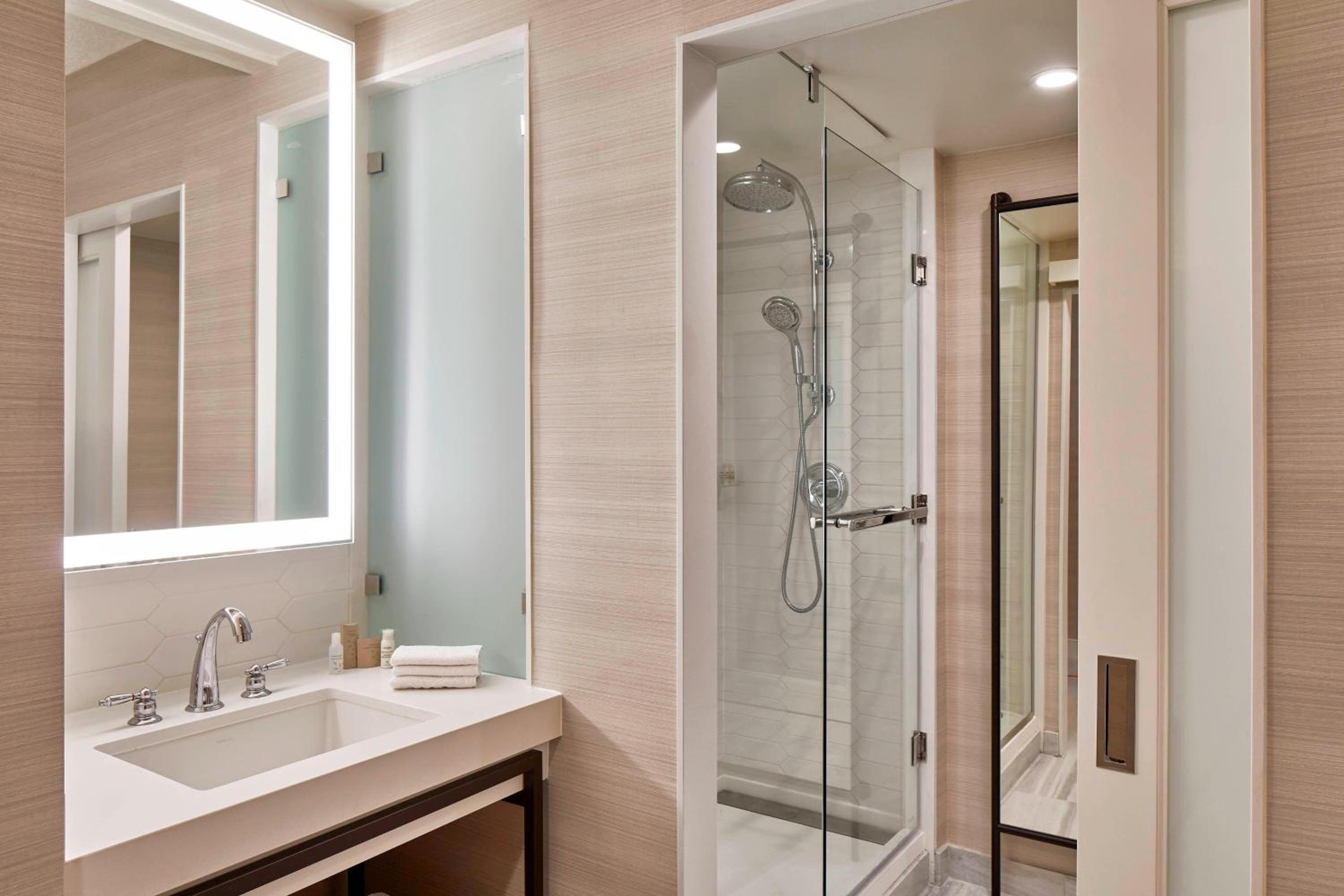 Queen Room with Two Queen Beds and Balcony - Hearing Accessible - Photo 6