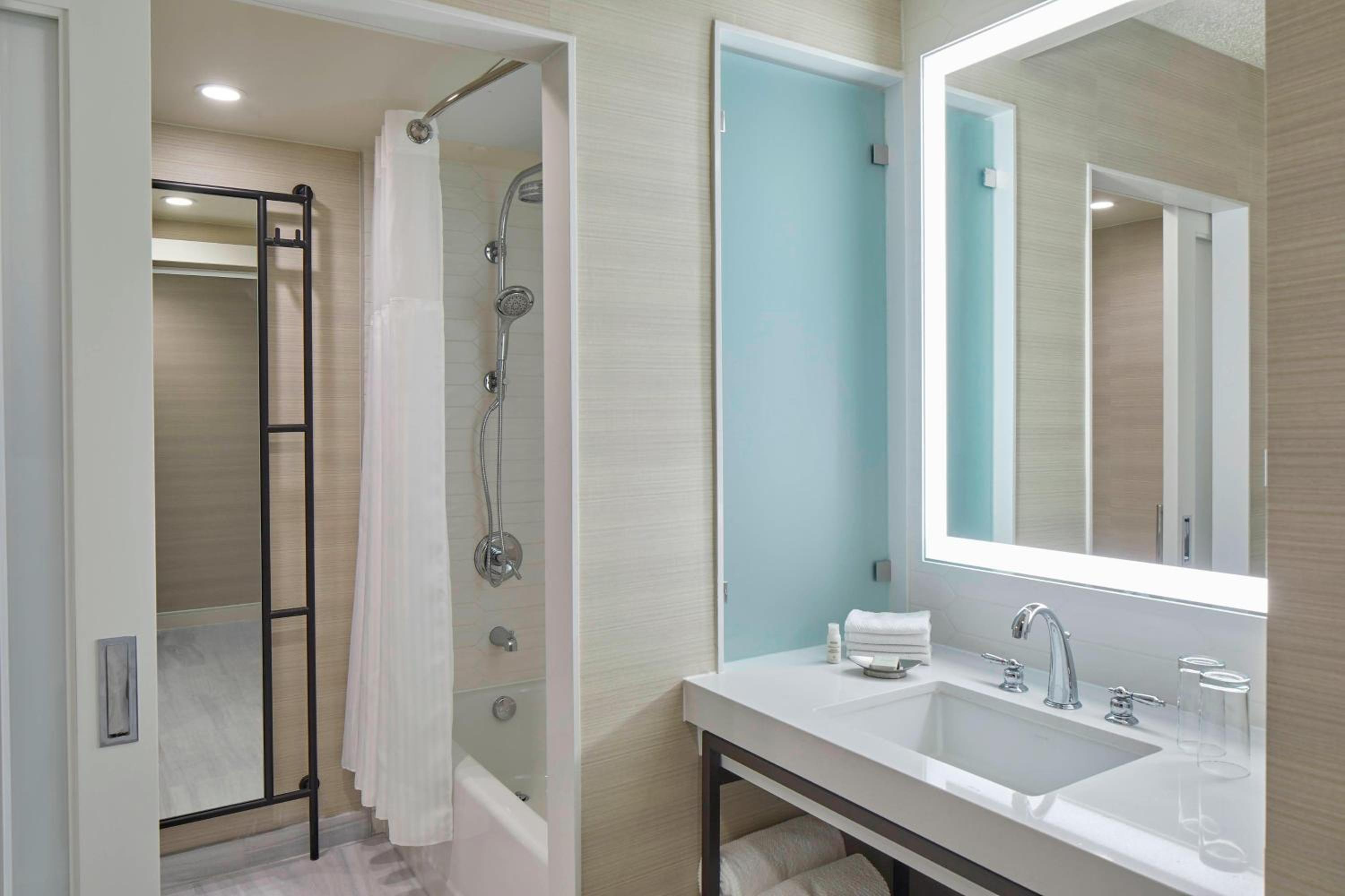 Queen Room with Two Queen Beds and Balcony - Hearing Accessible - Photo 7