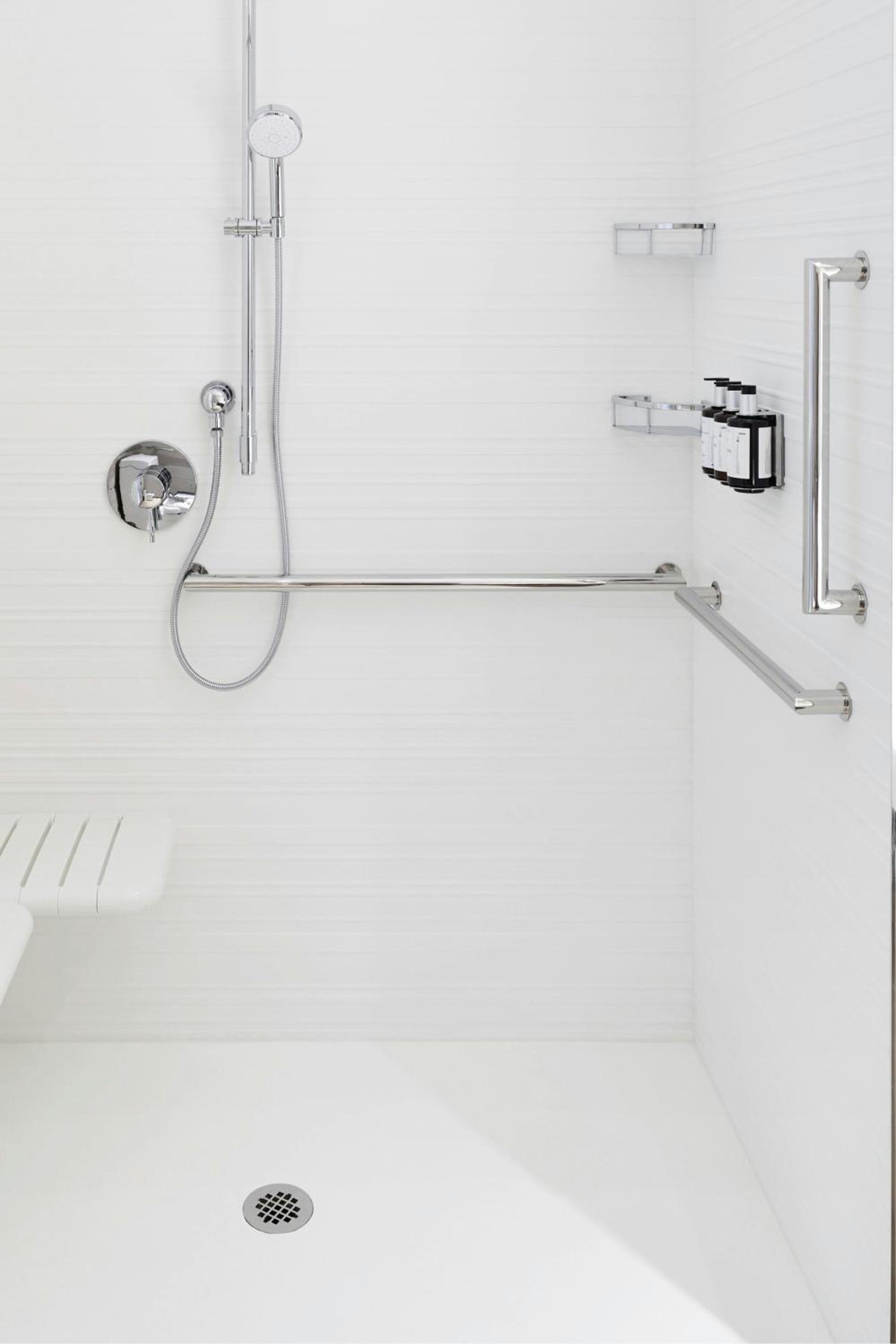 Double Room with Two Double Beds - Mobility Accessible with Roll-in Shower photo 3