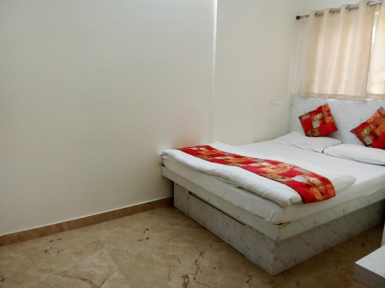 One-Bedroom Apartment with Balcony and City View photo 2