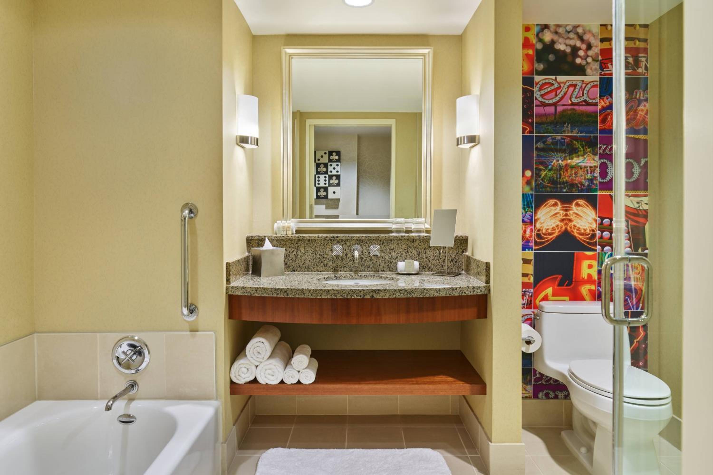 Double Room with Two Double Beds and Roll-in Shower - Mobility Accessible - Photo 2