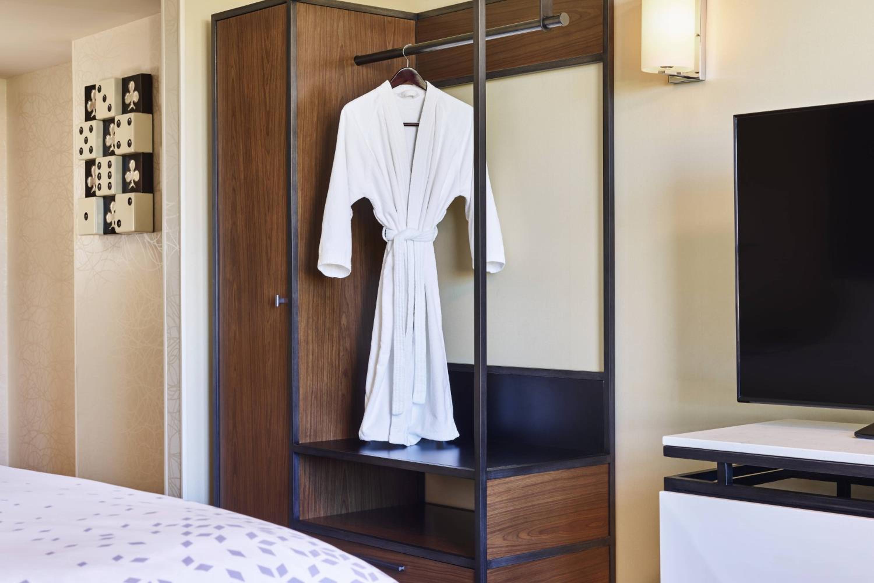 King Room with Adapted Tub - Mobility Accessible - Photo 3
