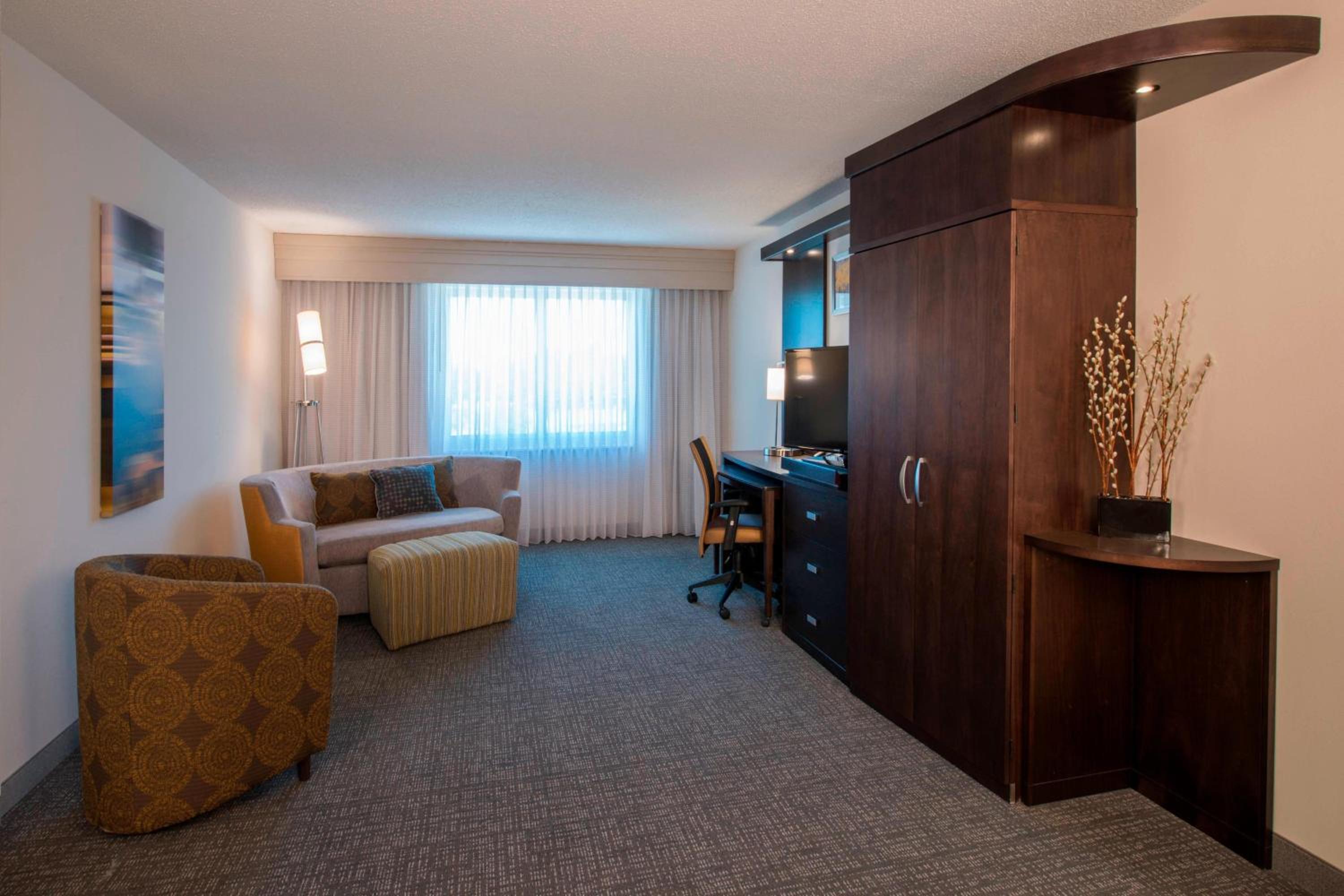 King Room with Sofa Bed - Hearing Accessible photo 3