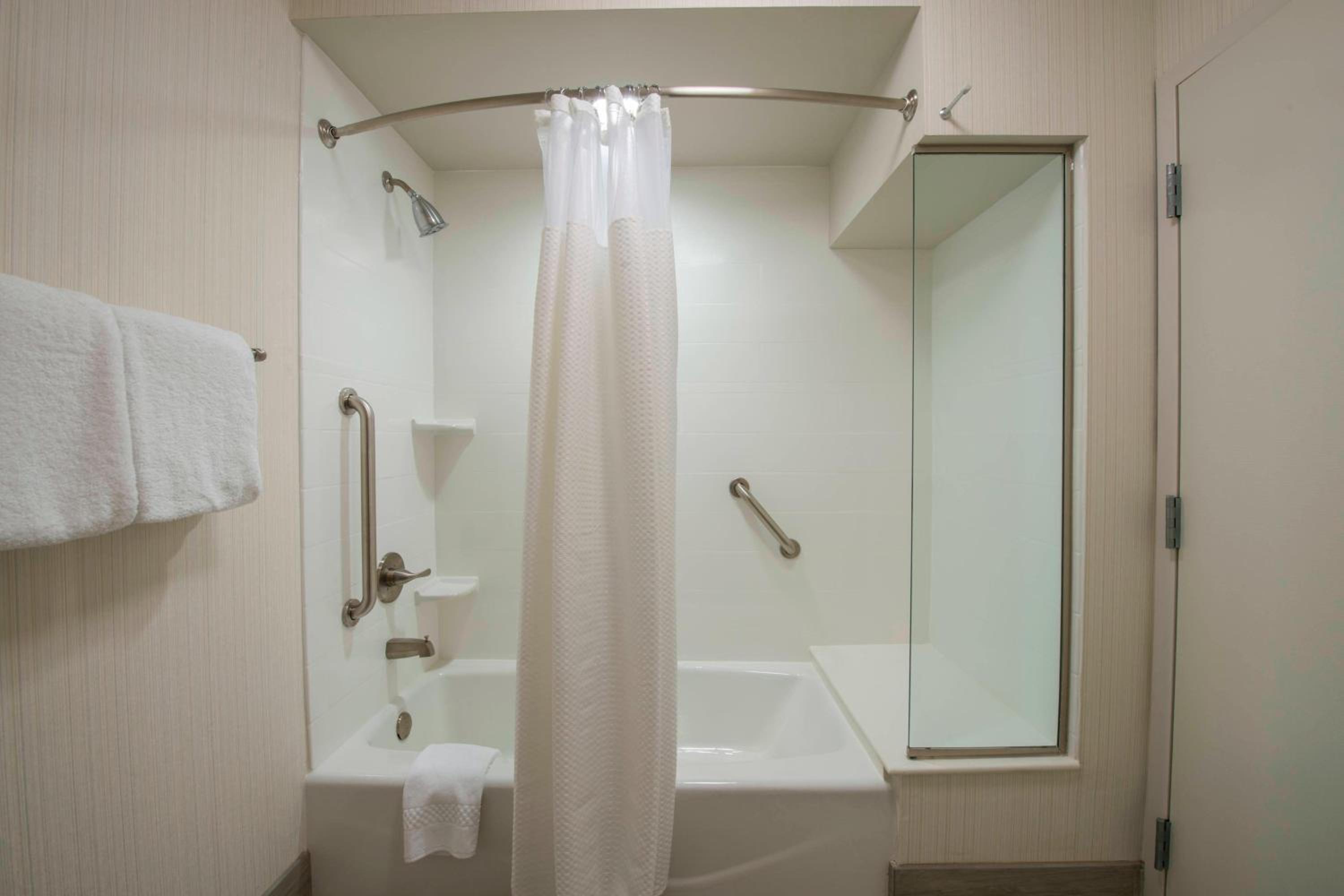 King Room - Mobility Access/Roll-In Shower/Bathtub photo 3