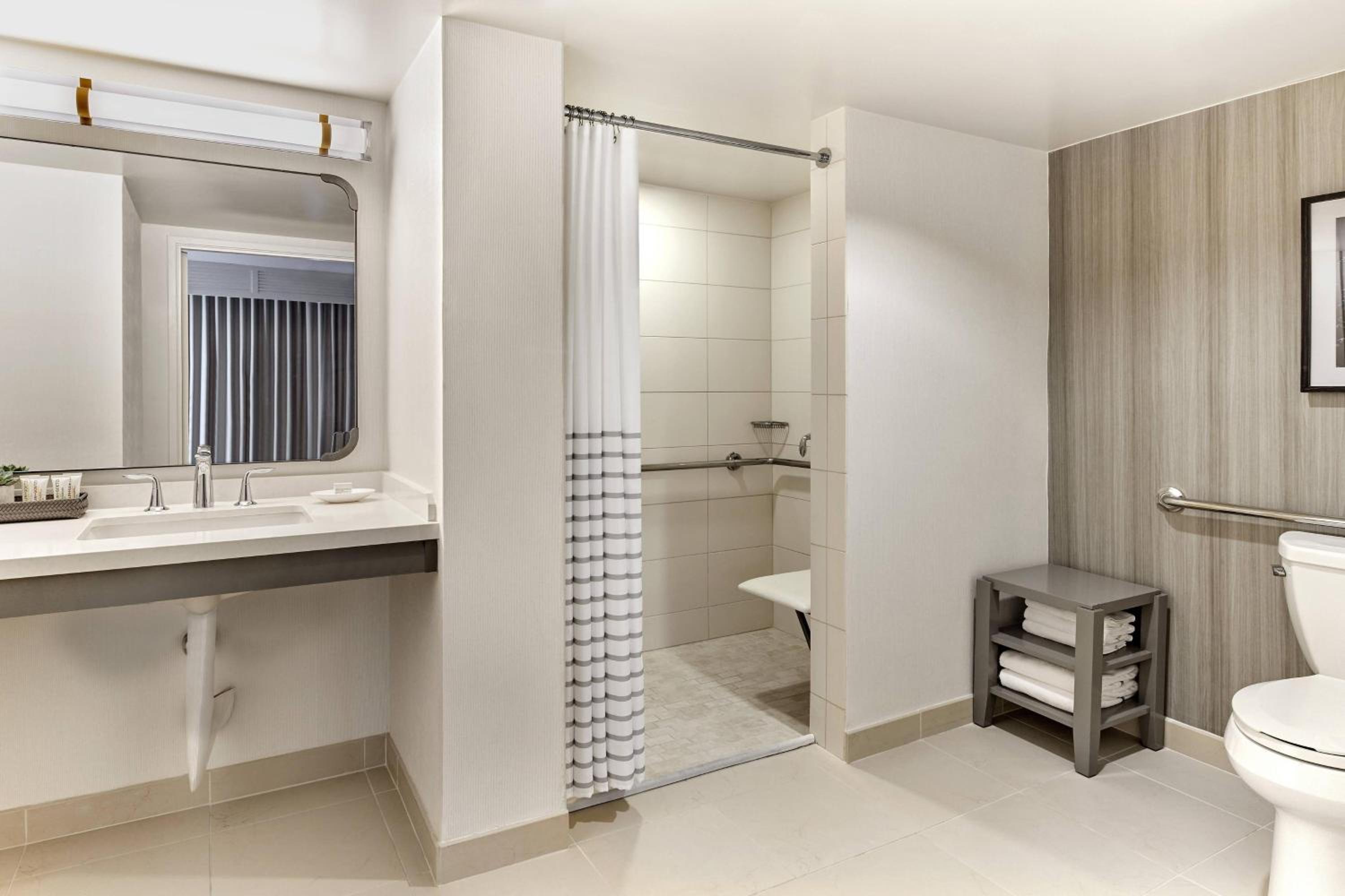 Balcony Room, Guest room, 1 King, Golf view, Balcony (Hearing Accessible) - Photo 4