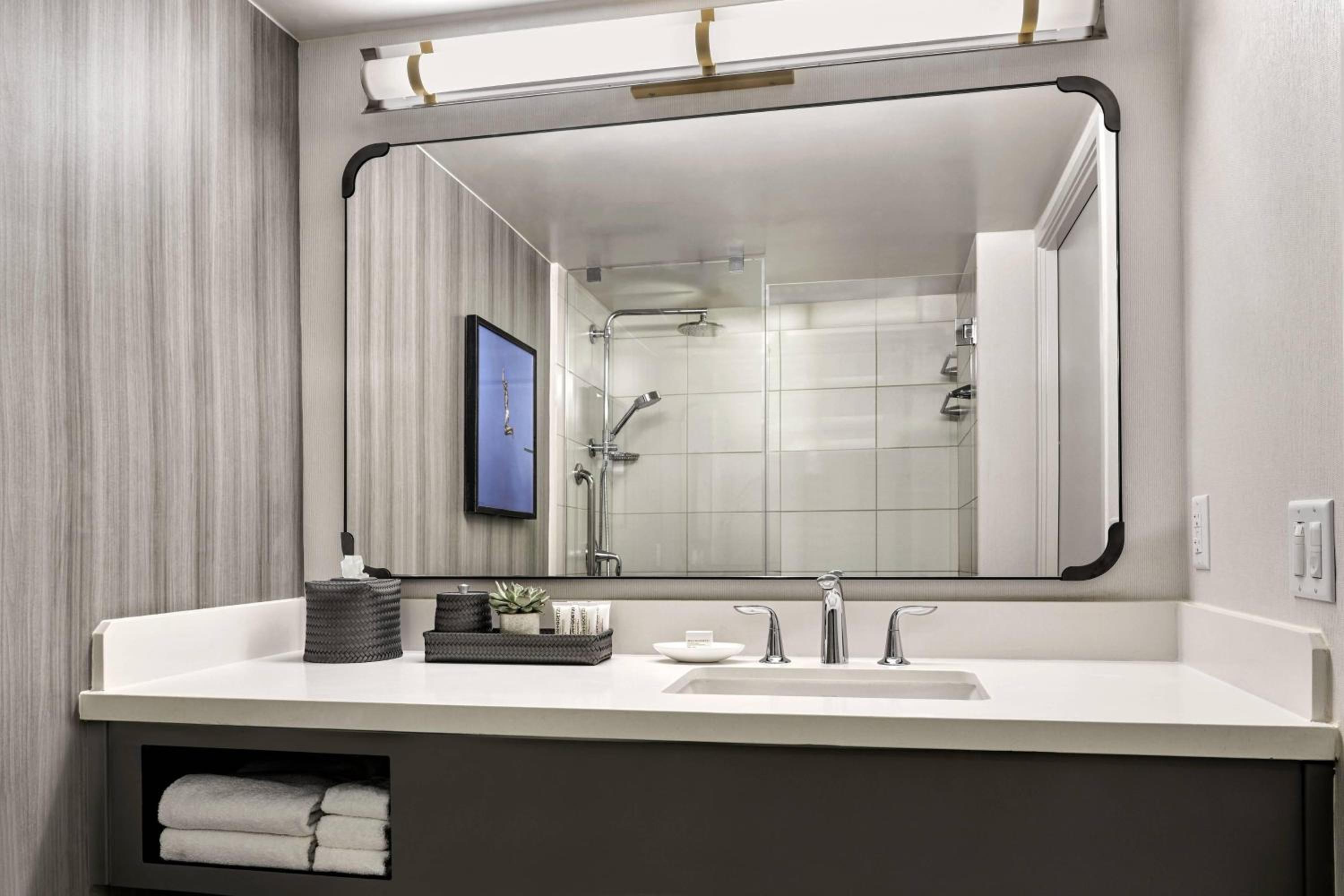 Deluxe Guest room, King, High floor (Hearing Accessible) - Photo 2
