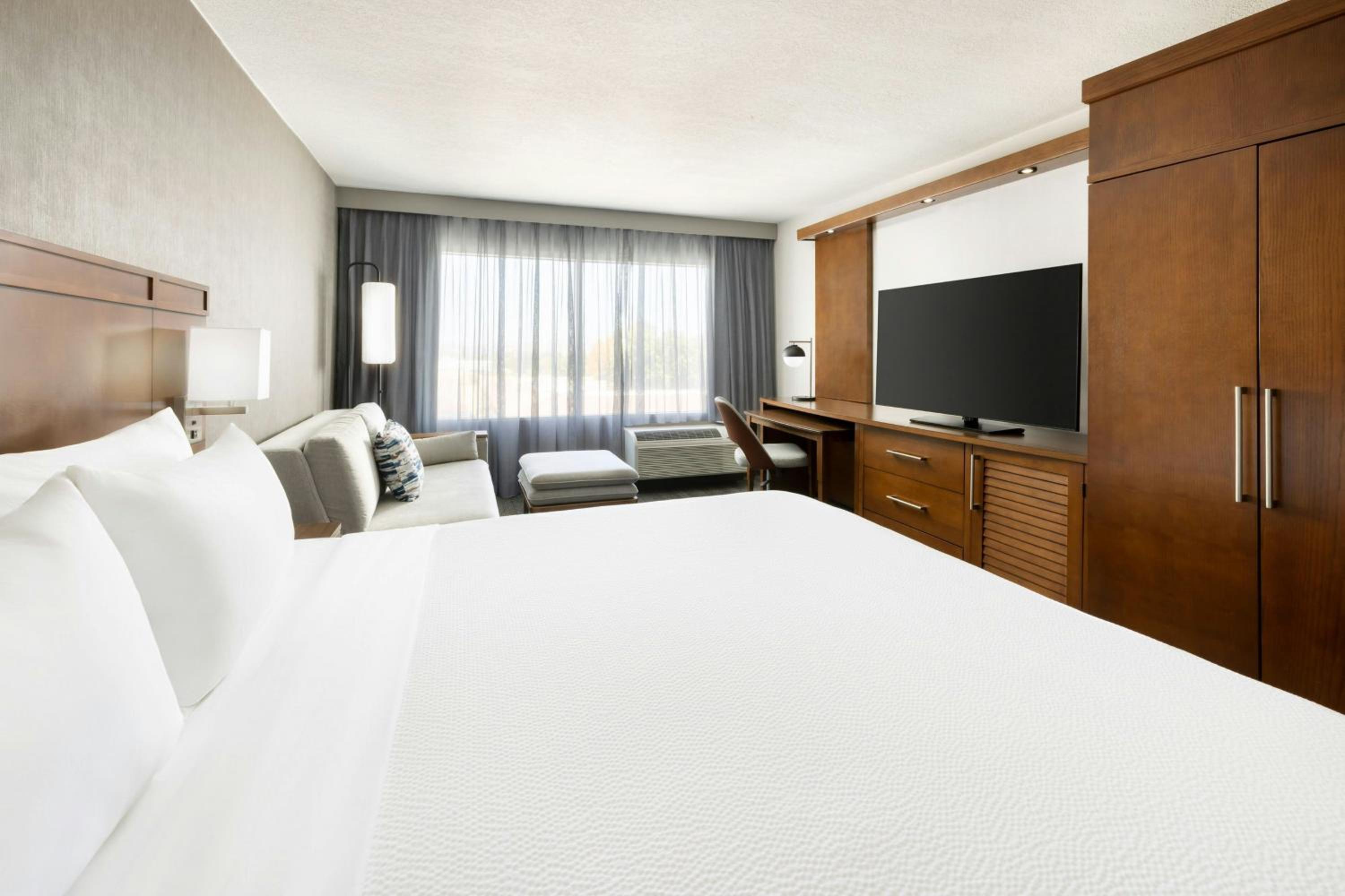 King Room with Sofa Bed - Hearing Accessible - Photo 4