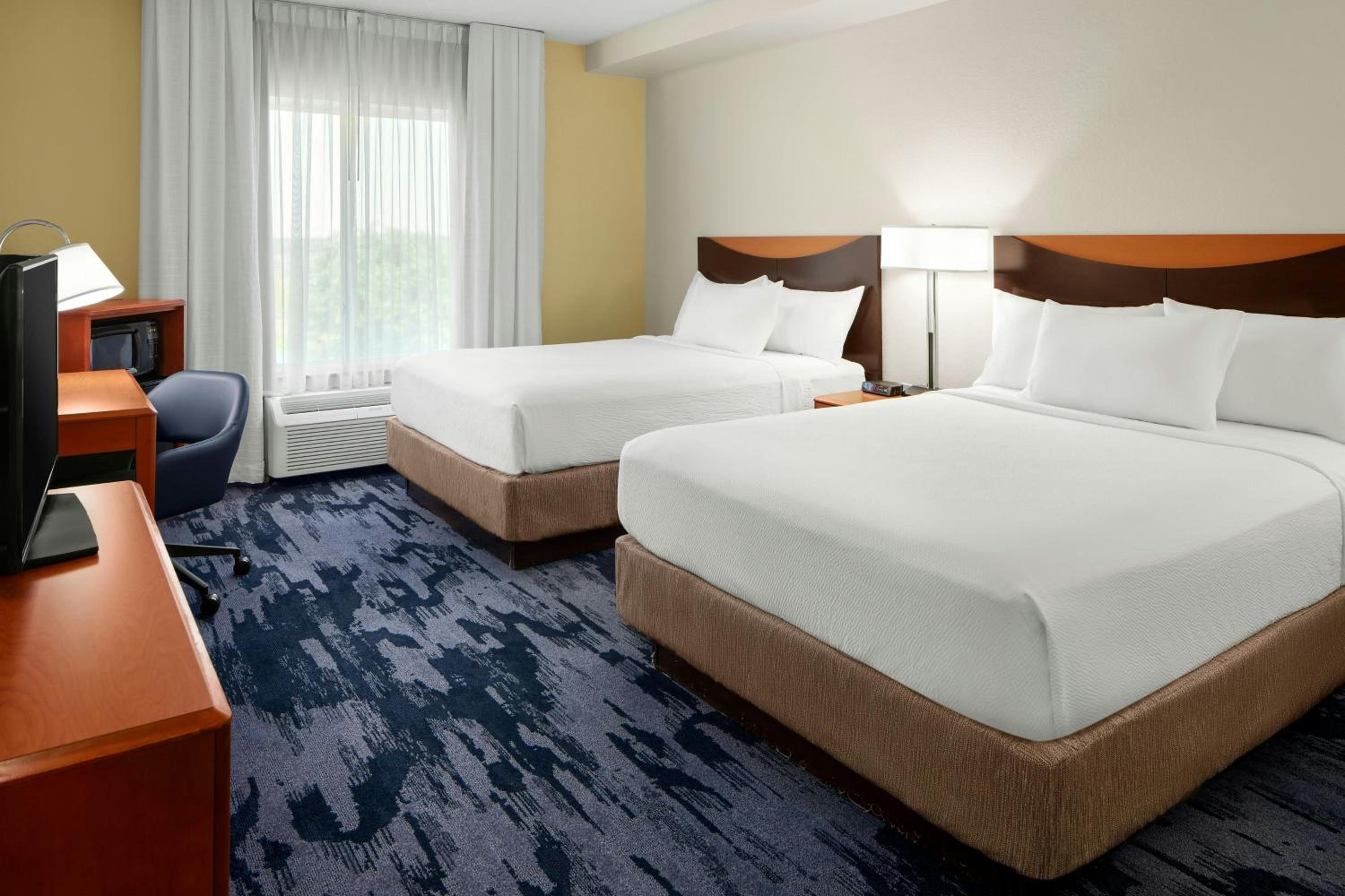 Queen Room with Two Queen Beds - Photo 4