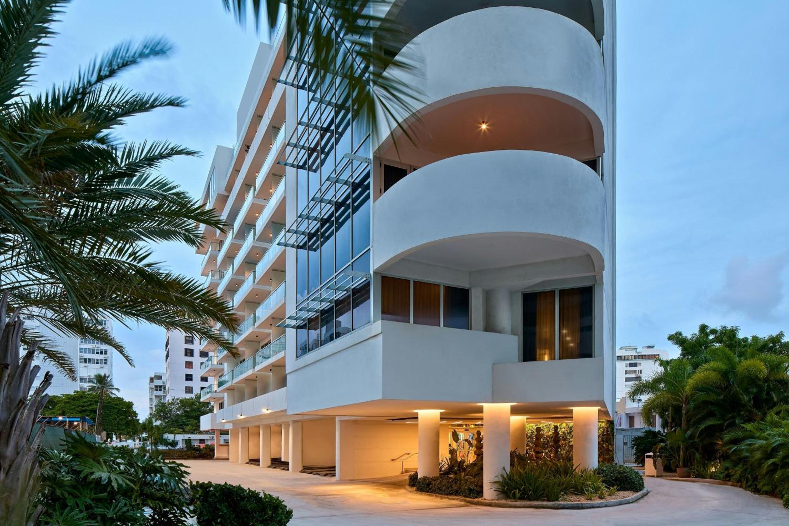 One-Bedroom Apartment with Urban View and Roll-In Shower - Mobility and Hearing Accessible