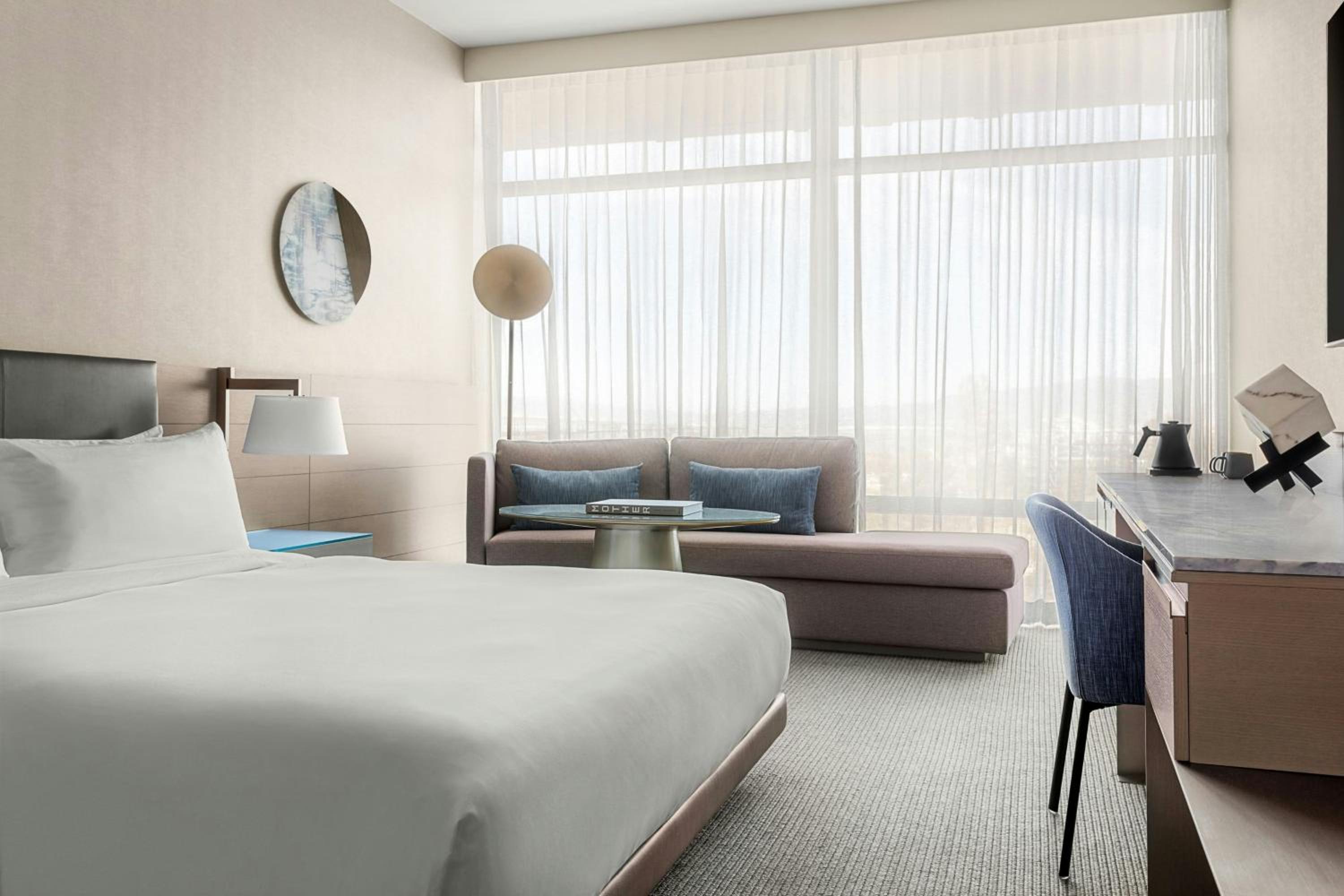 King Room with Adapted Tub - Mobility Accessible