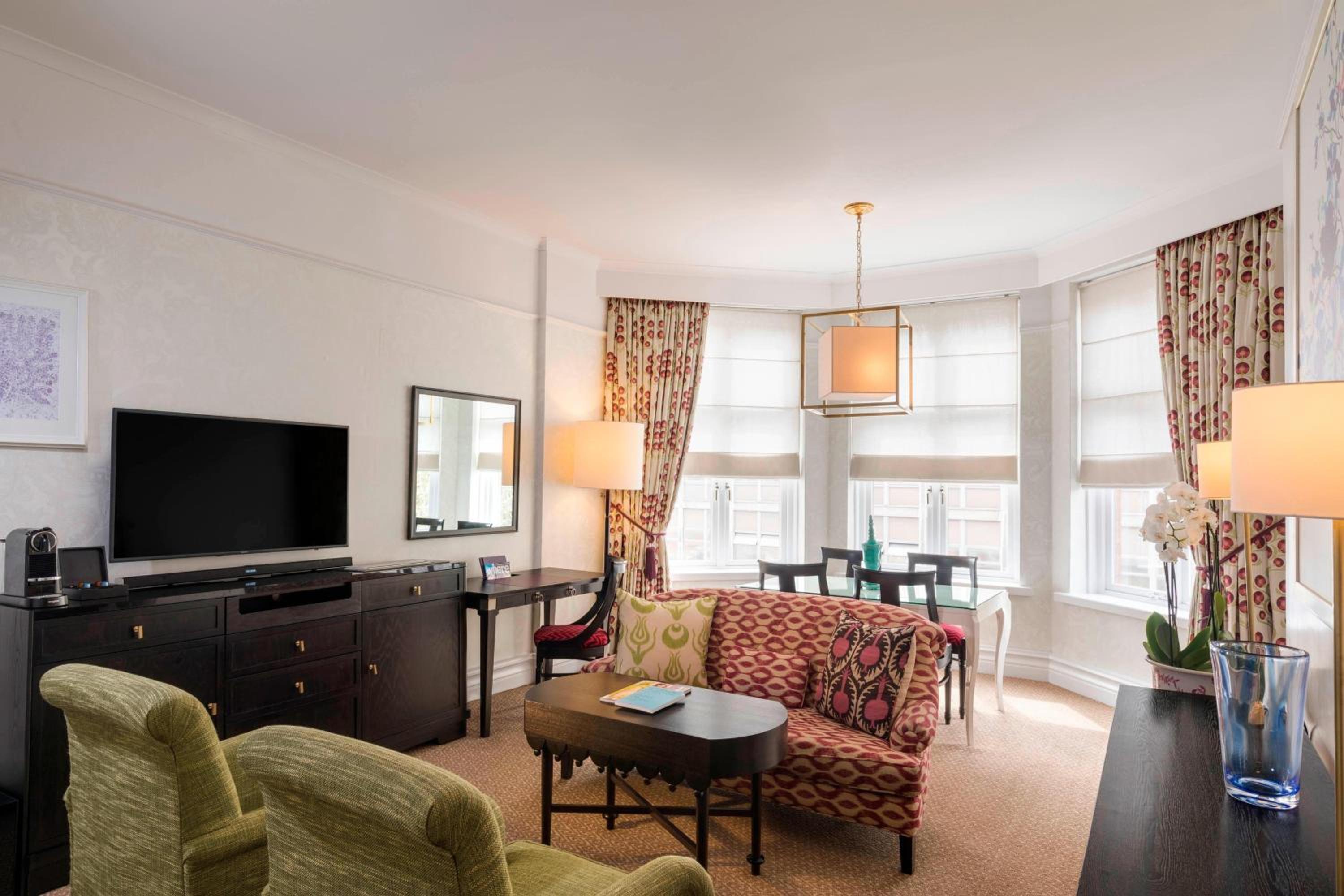 Suite, 1 King, Sofa bed photo 3