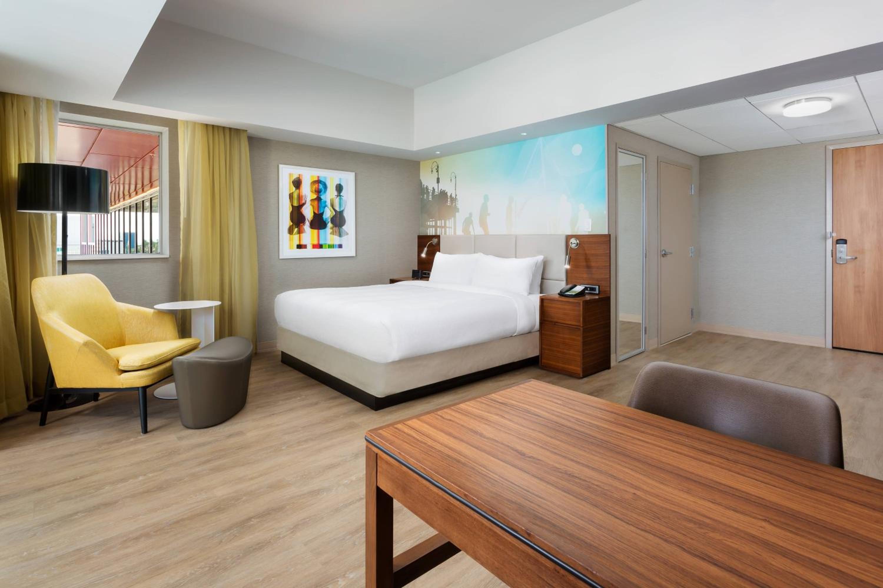Studio with King Bed and Bathtub - Mobility Access photo 2
