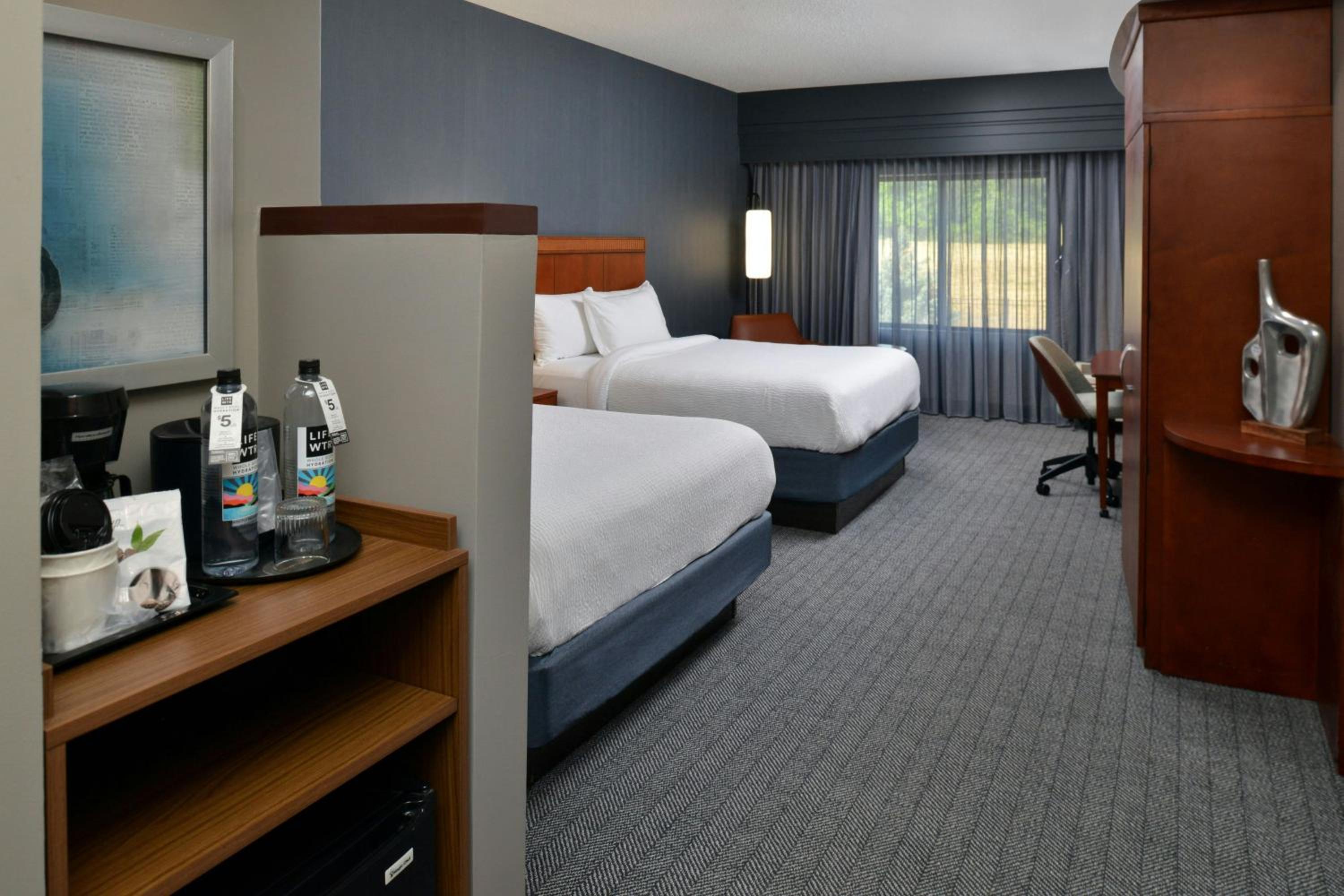 Queen Room with Two Queen Beds and Adapted Tub - Mobility and Hearing Accessible - Photo 2