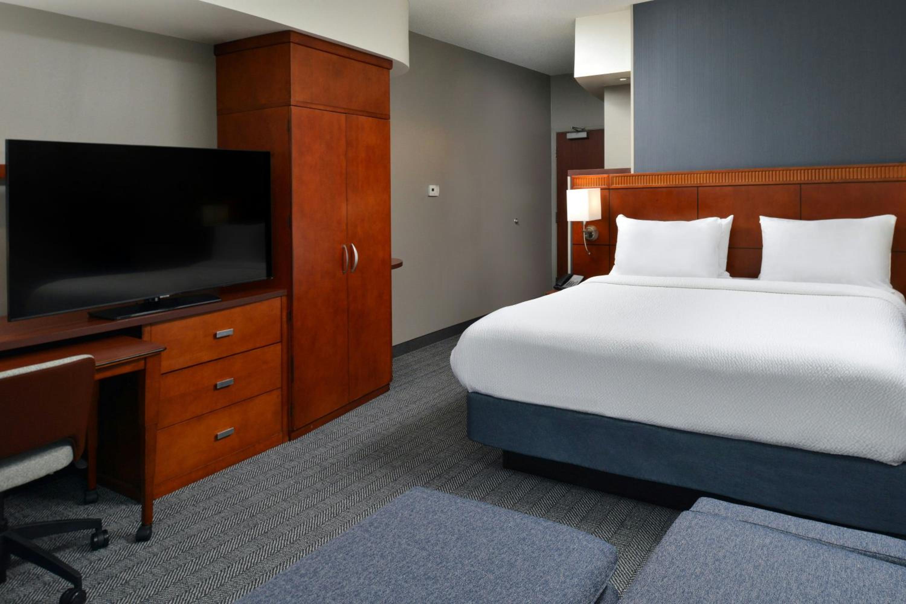 King Room with Sofa Bed and Adapted Tub - Mobility and Hearing Accessible - Photo 1