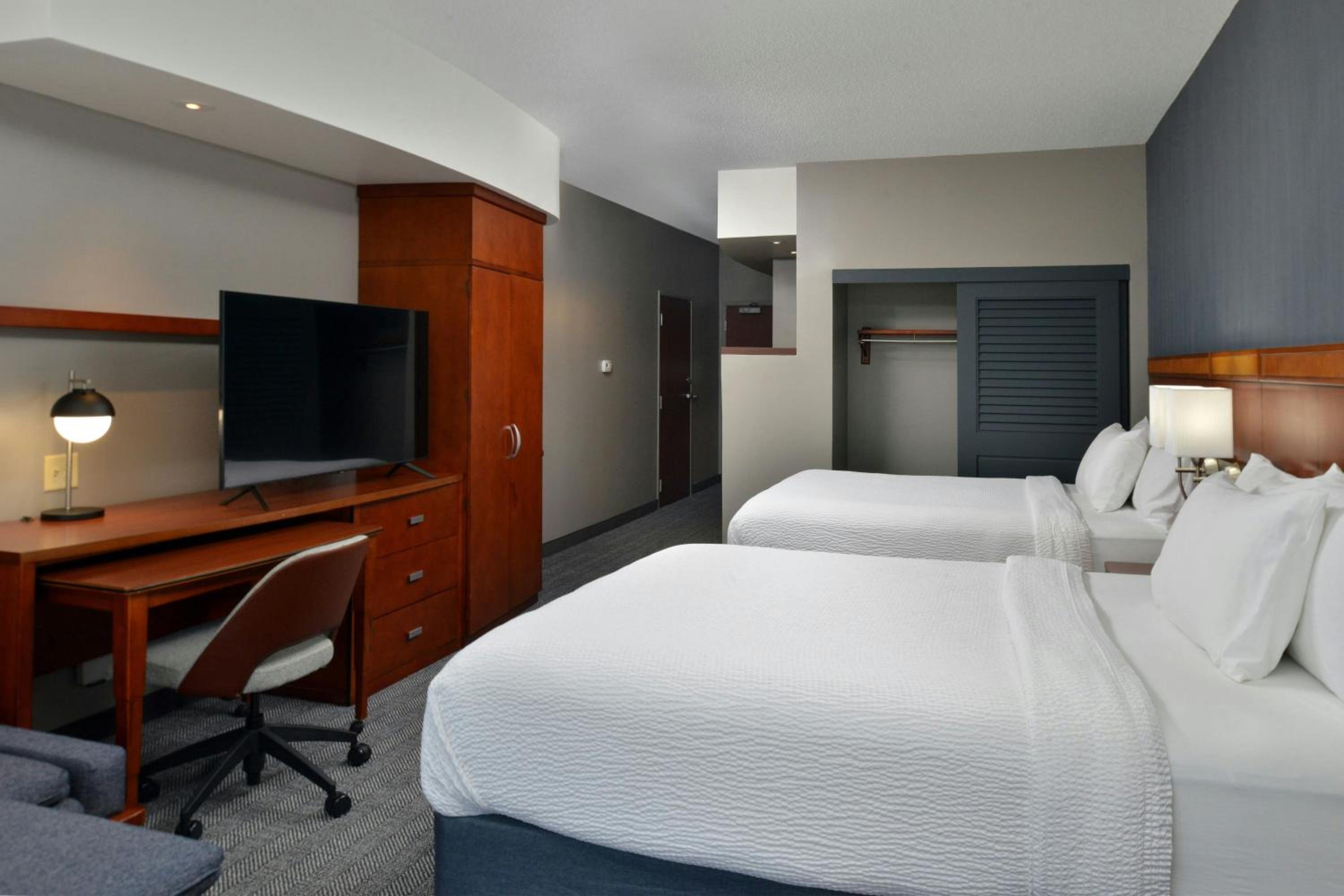 Queen Room with Two Queen Beds and Adapted Tub - Mobility and Hearing Accessible - Photo 1