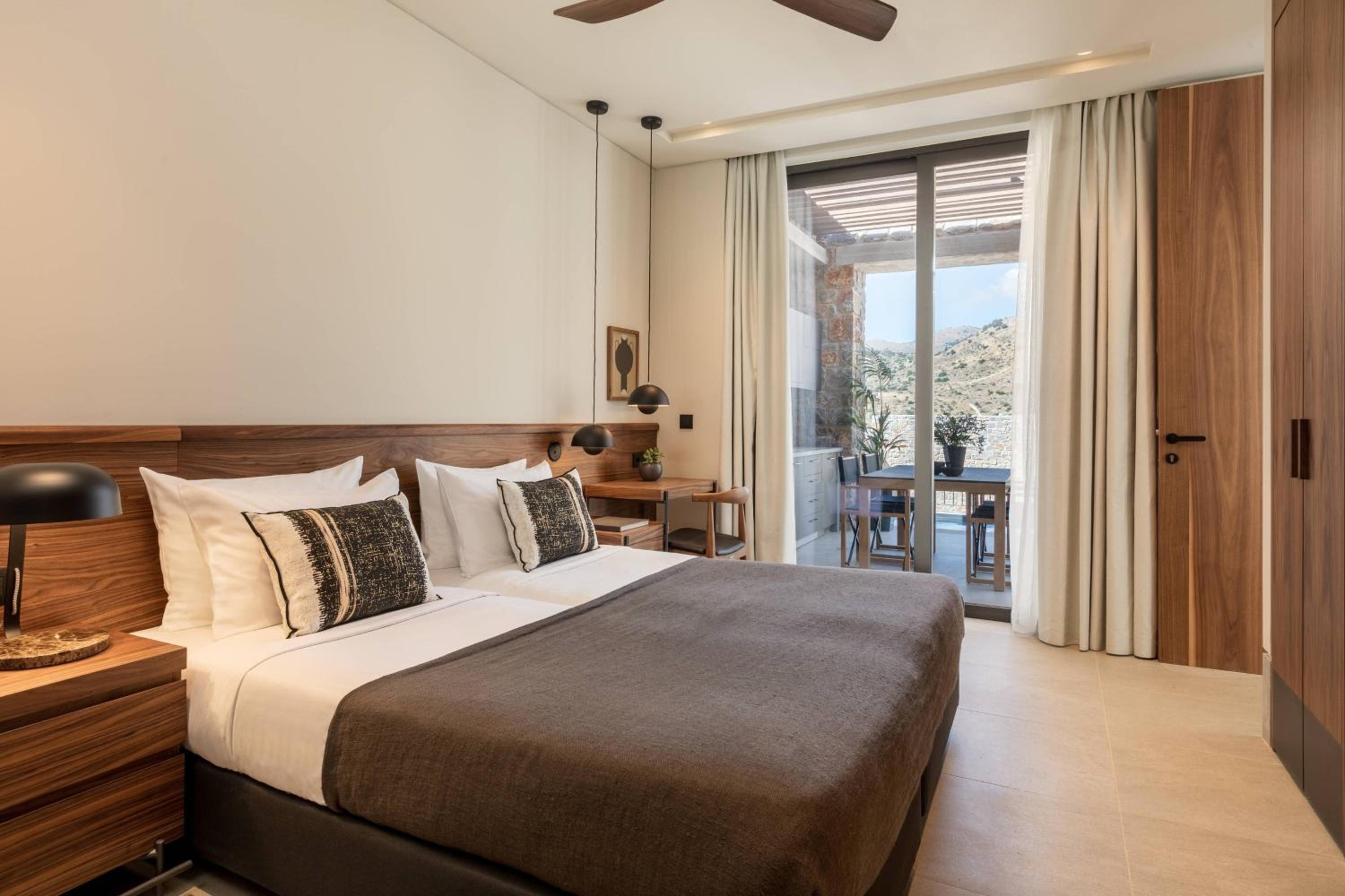 Core, 1 Bedroom Residence, 1 King, Sofa bed, Inland view thumbnail 5